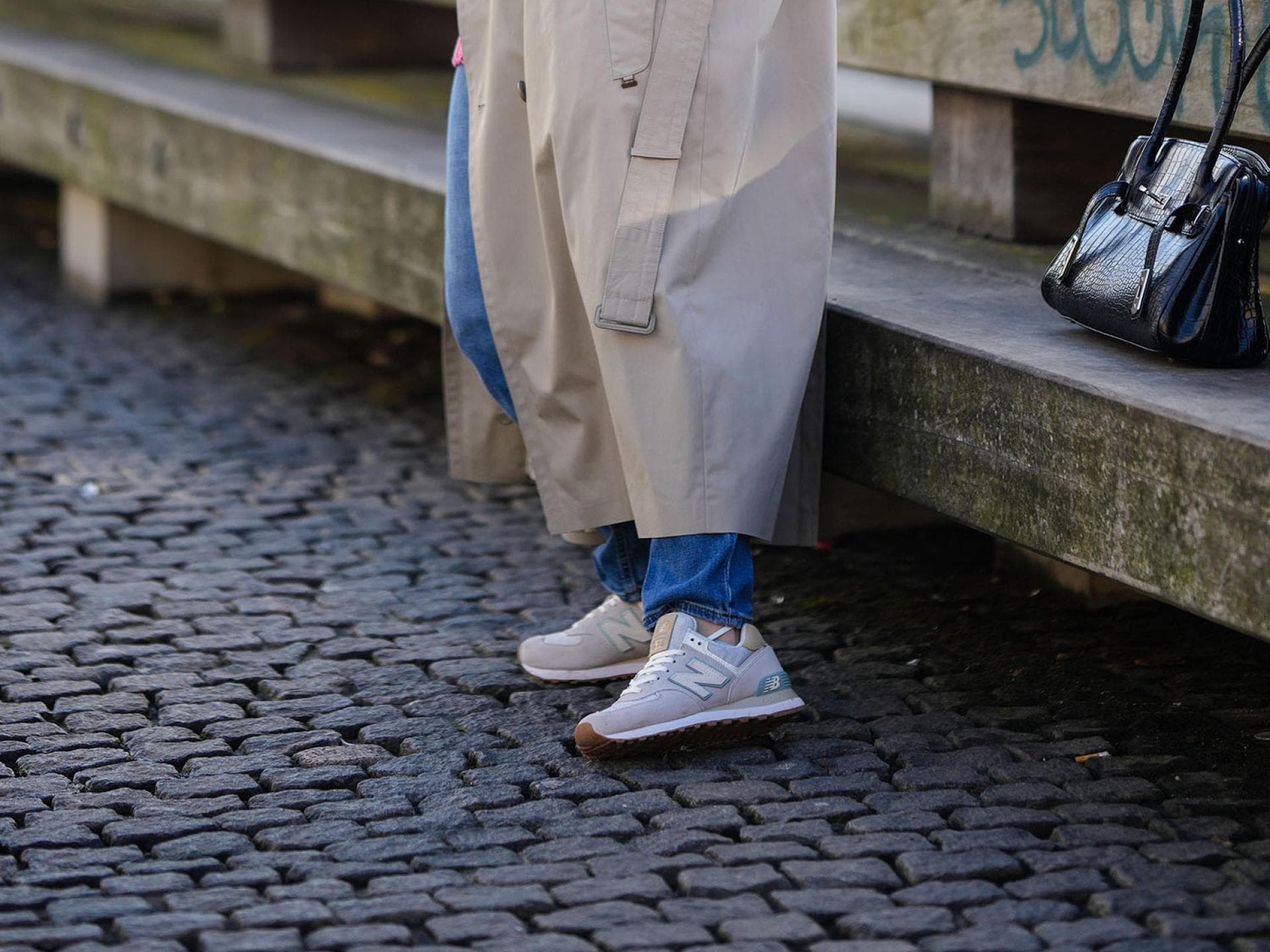 Frau trögt graue Sneaker