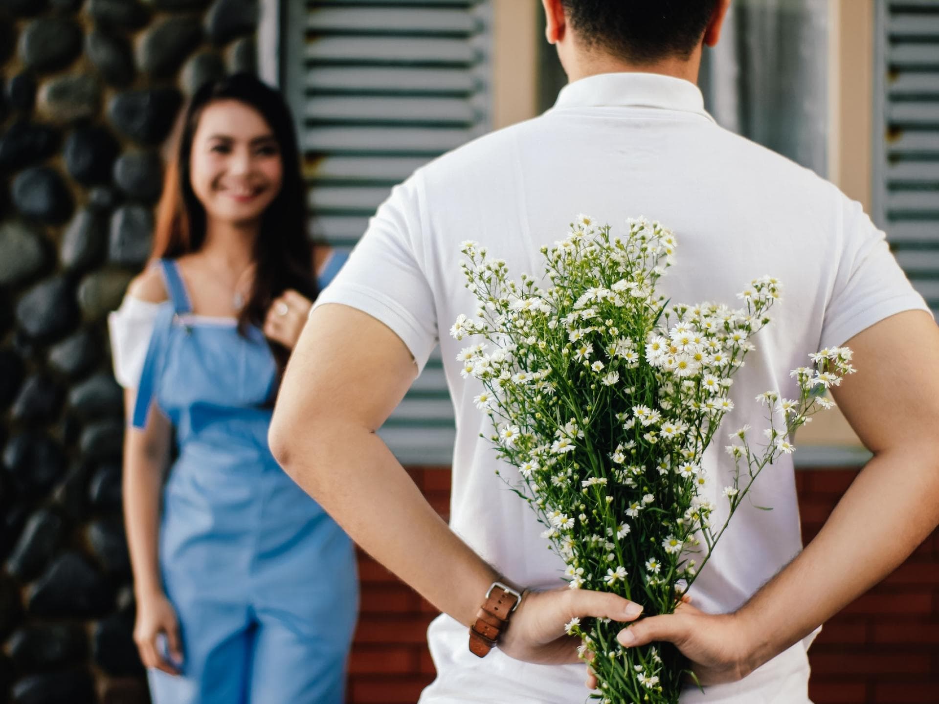 Dating Tipps: Junger Mann hat Blumen für sie