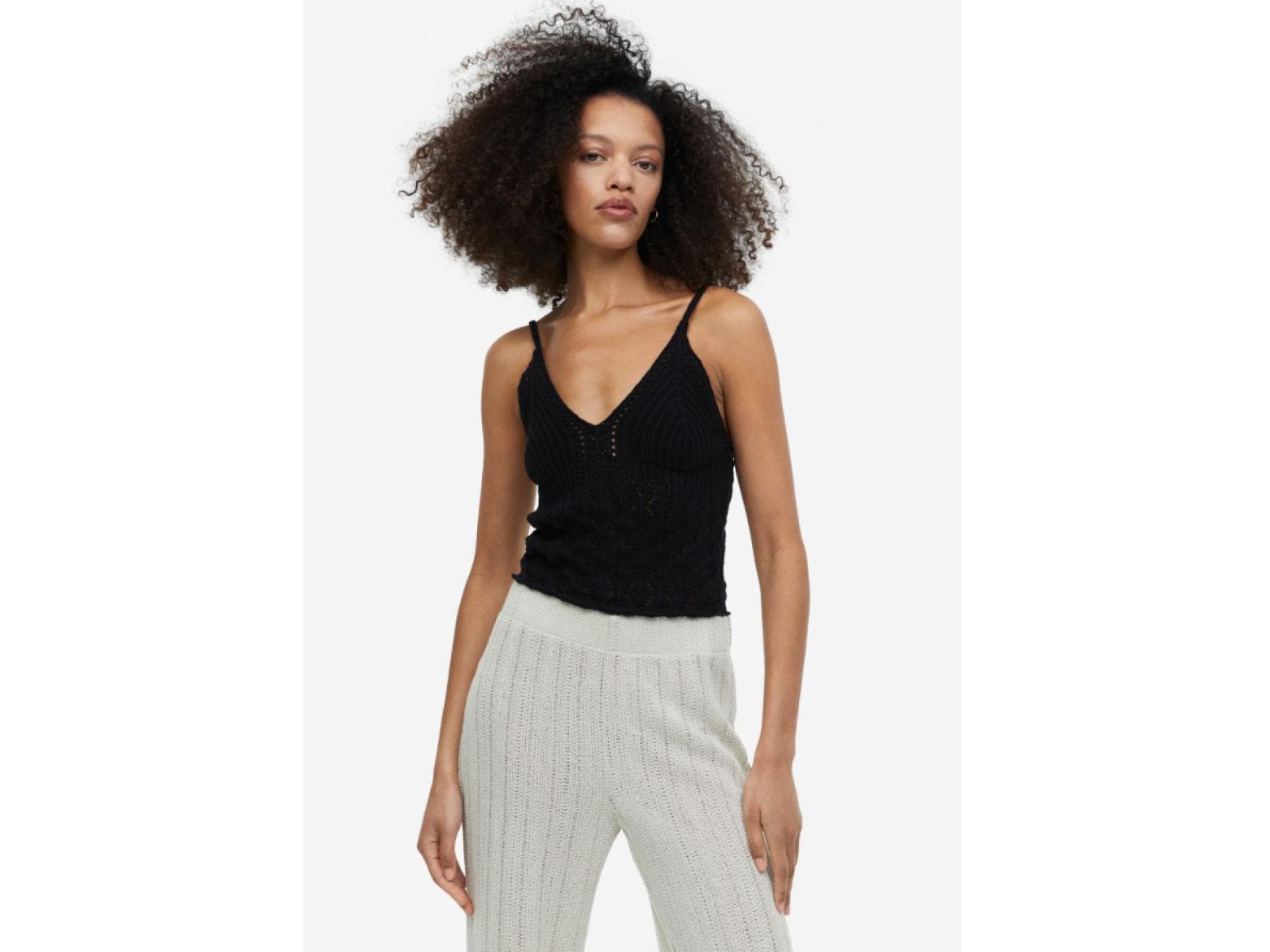 Kurzes figurbetontes Top im Häkellook