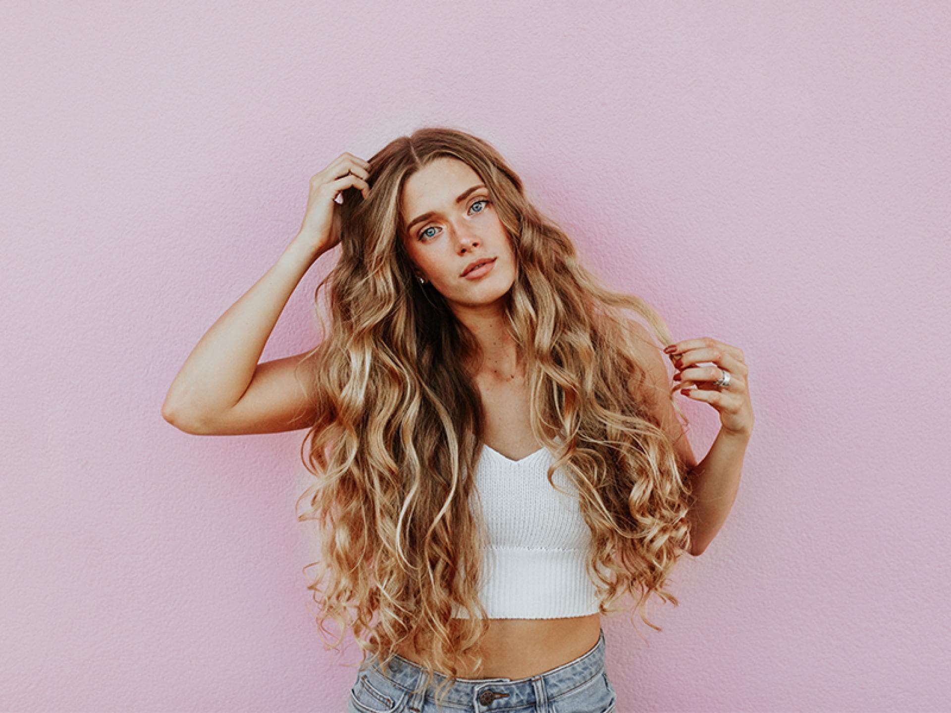 Frau mit langen blonden Haaren und Beachwaves