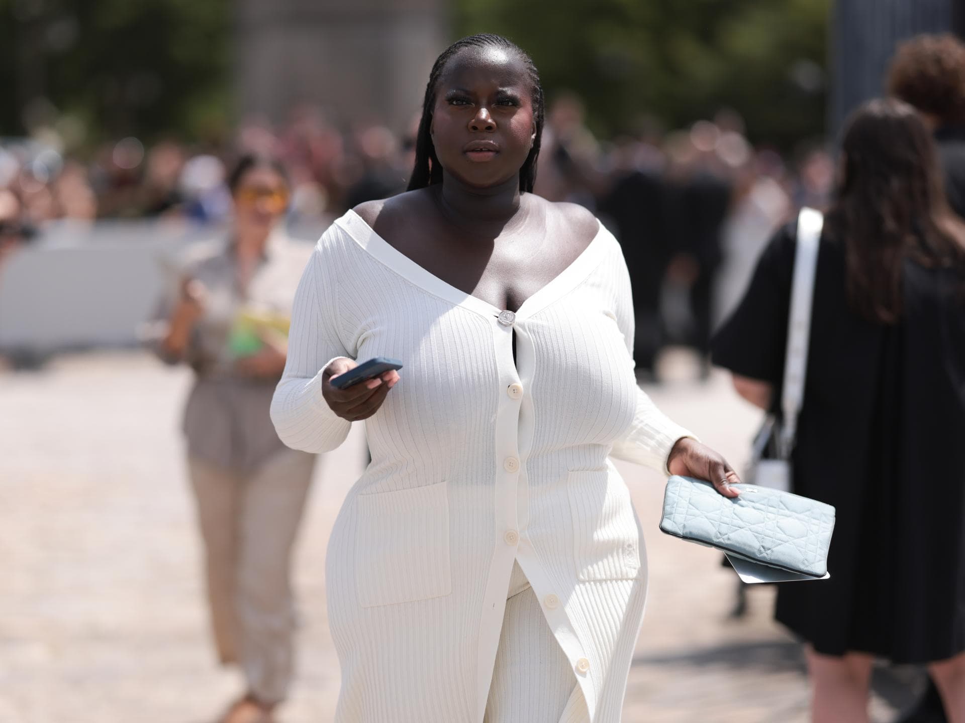 Frau in weißem Kleid