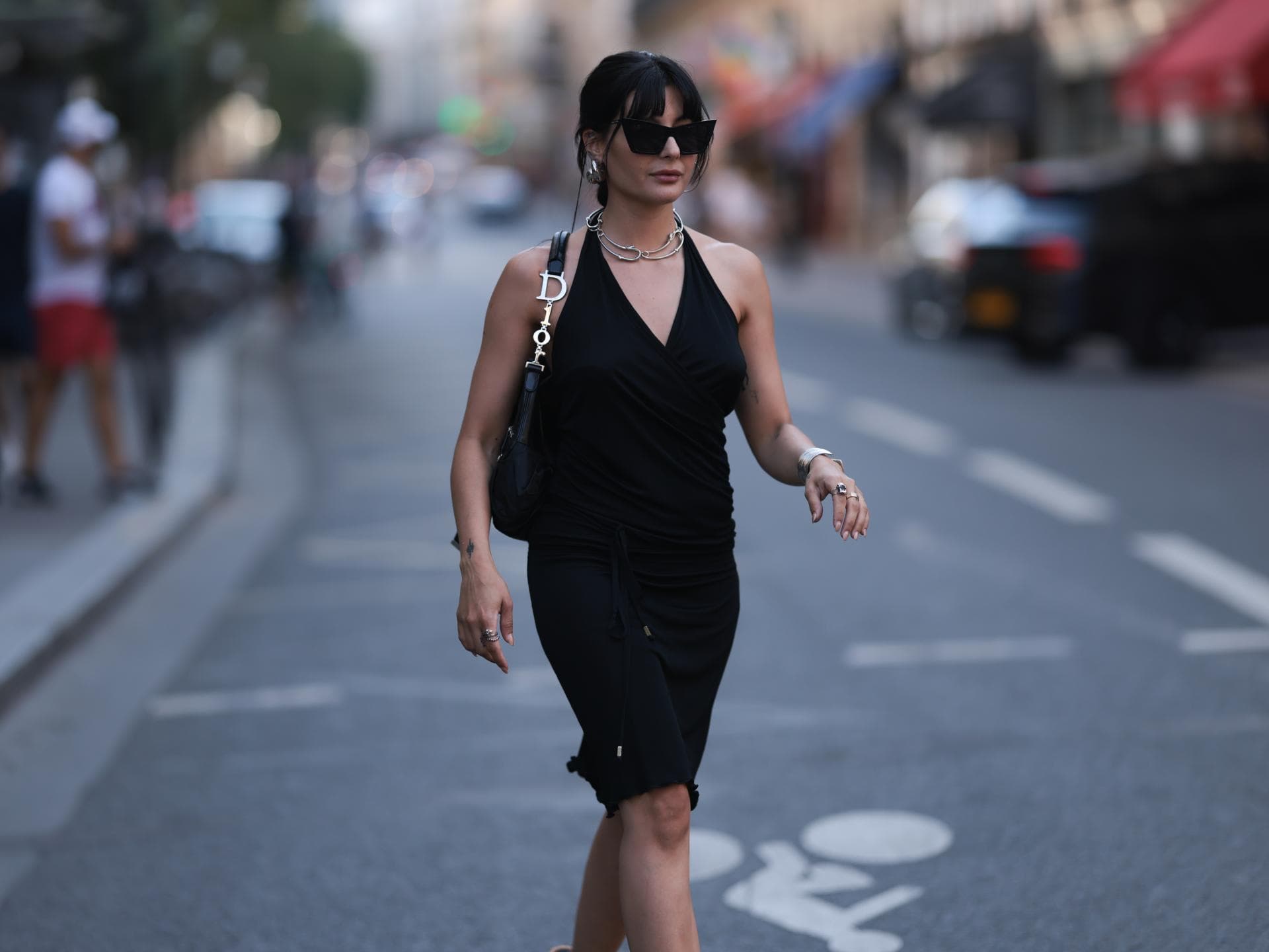 Frau in schwarzem Kleid