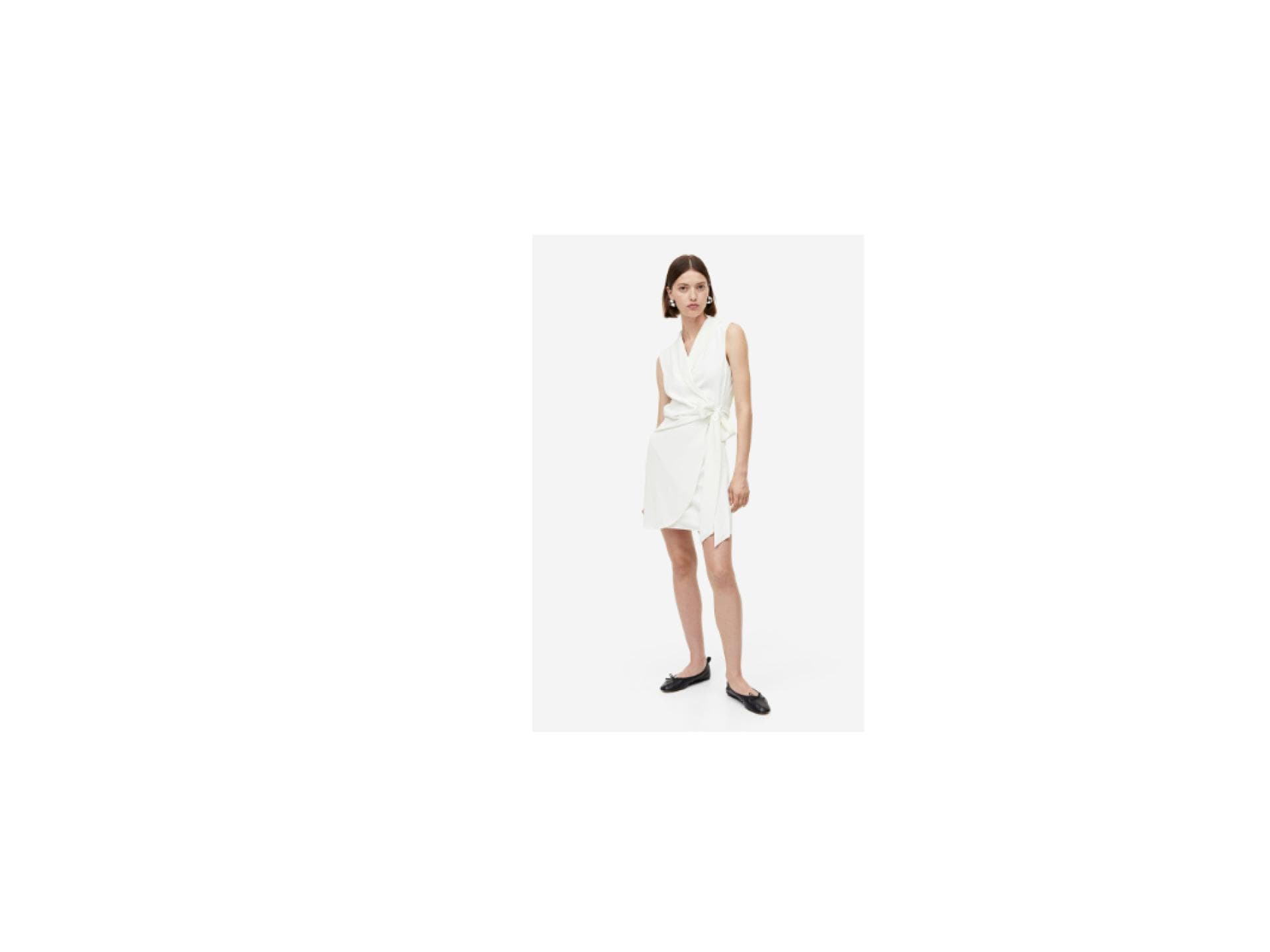 Frau trägt Sommerkleid