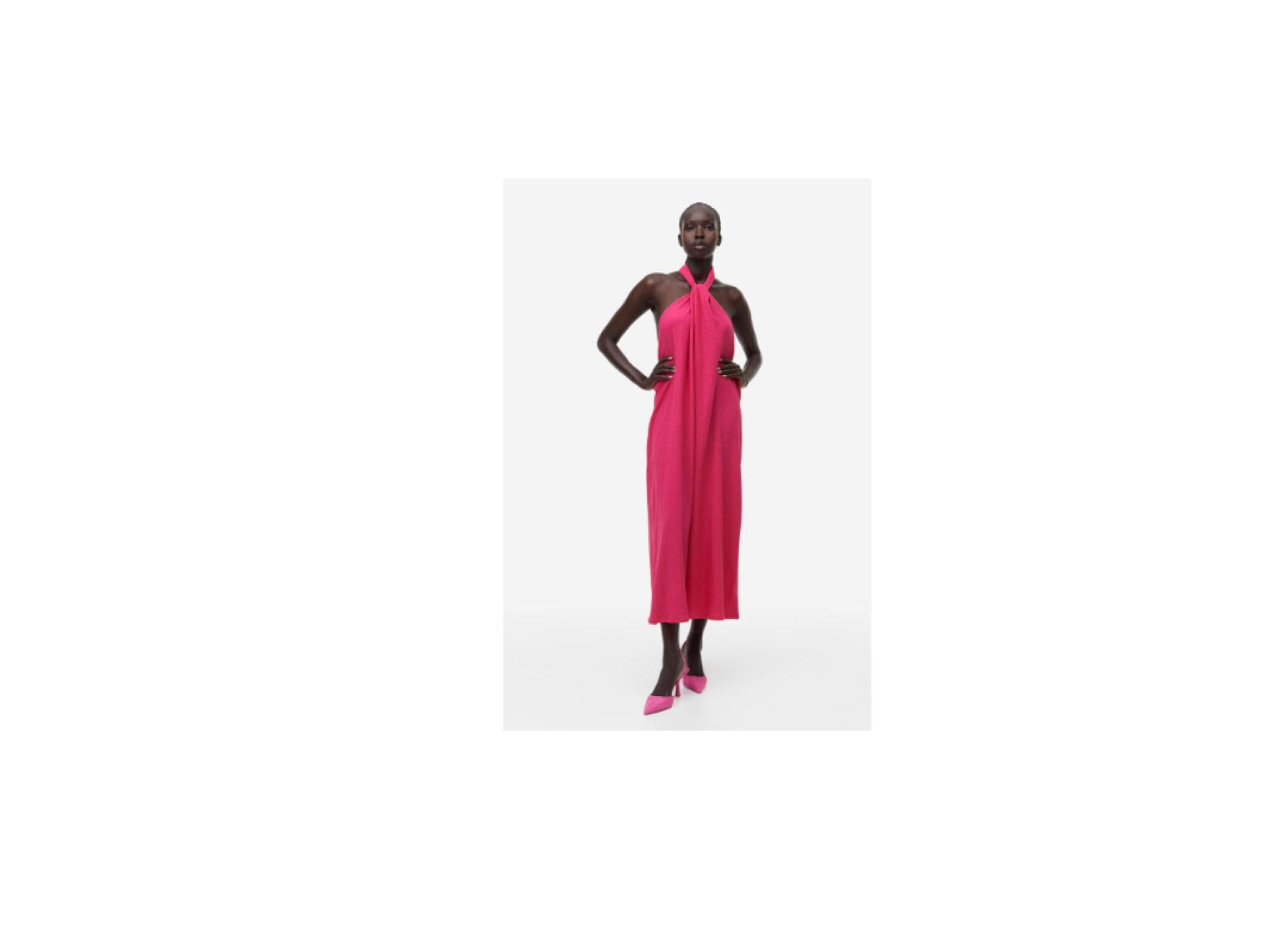 Frau trägt Sommerkleid