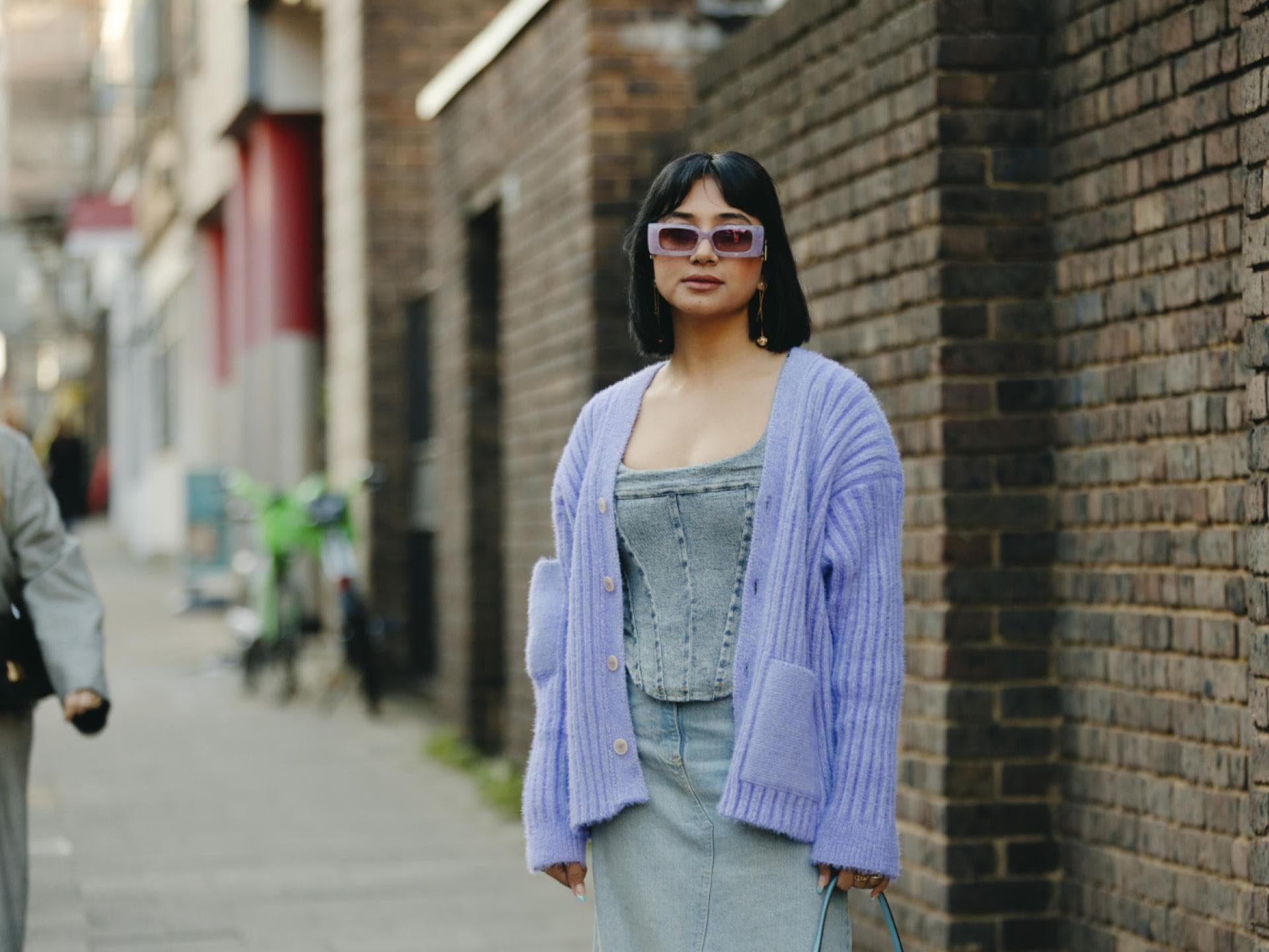 London Fashion Week Frau trägt Cardigan in Lavendel und Jeans Look