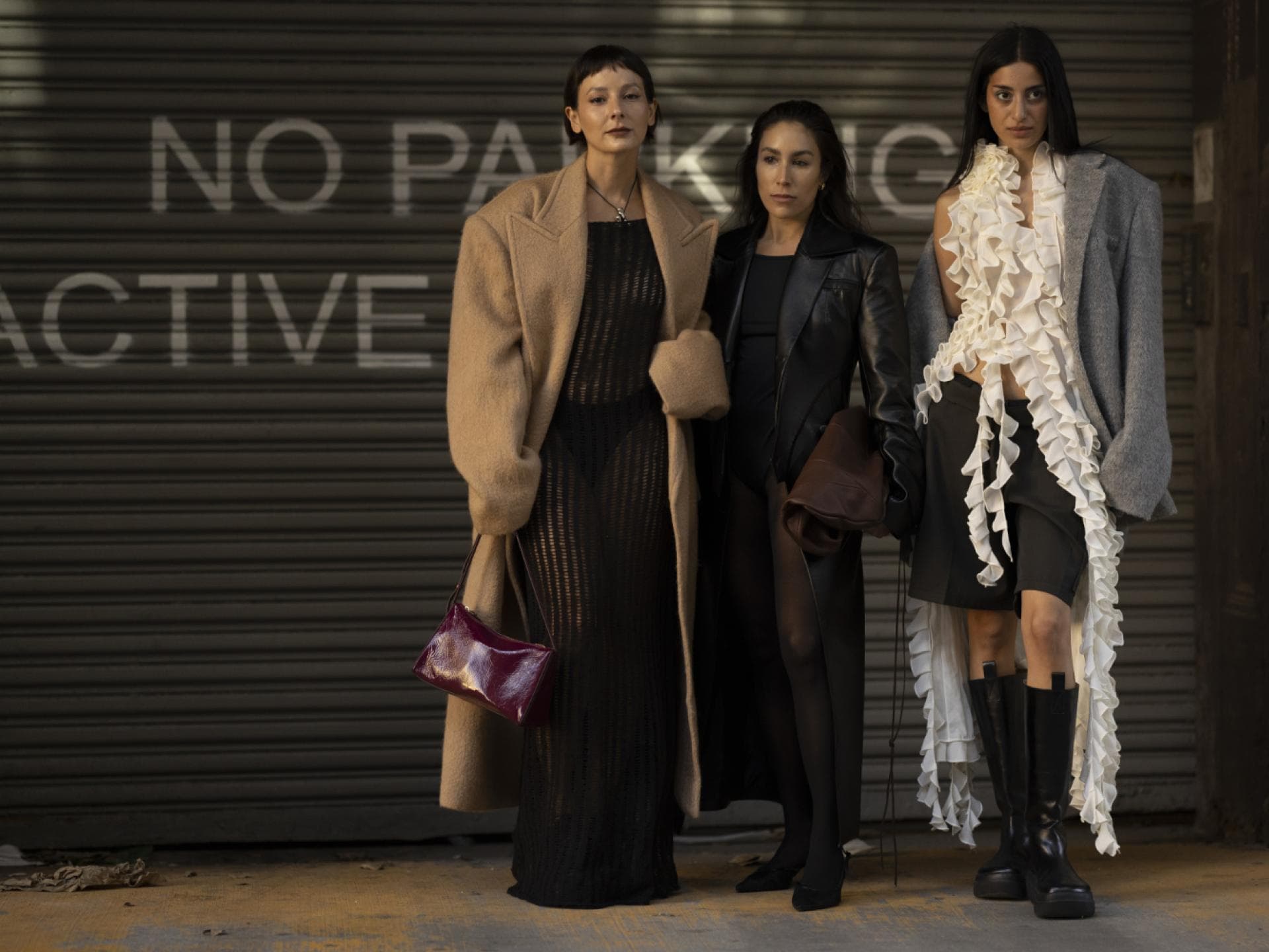 New York Streetstyle drei Frauen stehen vor einer Wand Fashion Week