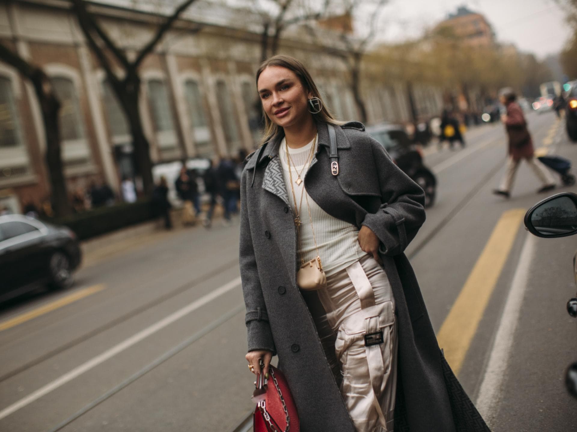 Nina Süss trägt Cargohose Wollmantel und Shirt Streetstyle