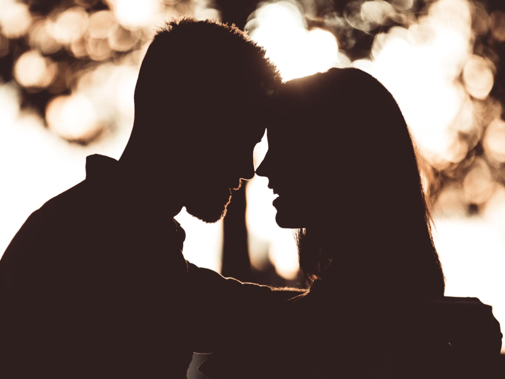 Silhouettenfotografie eines Paares Silhouettenfotografie eines Paares