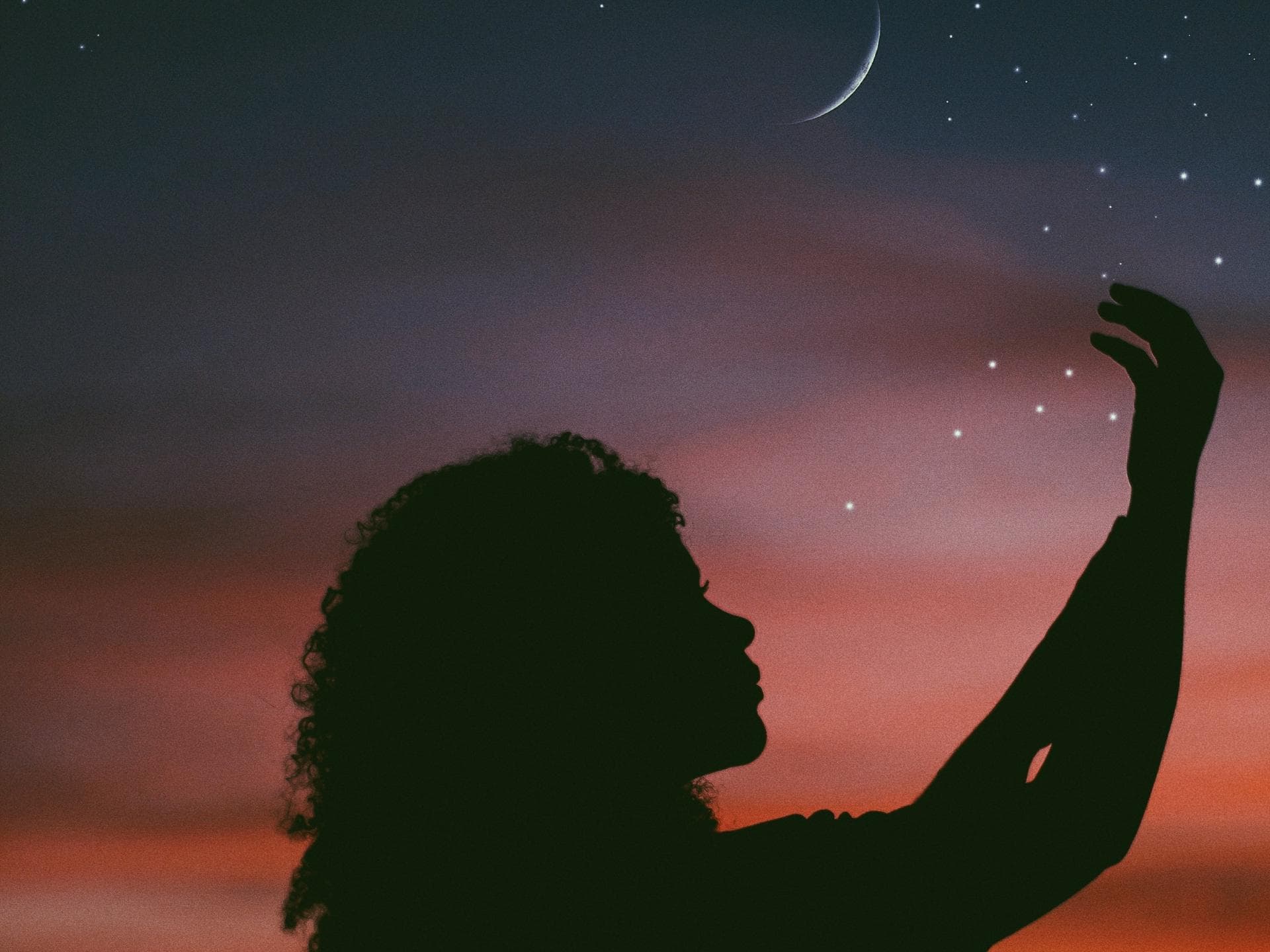 Tageshoroskop für alle Sternzeichen Frau vor Sternenhimmel und Mond