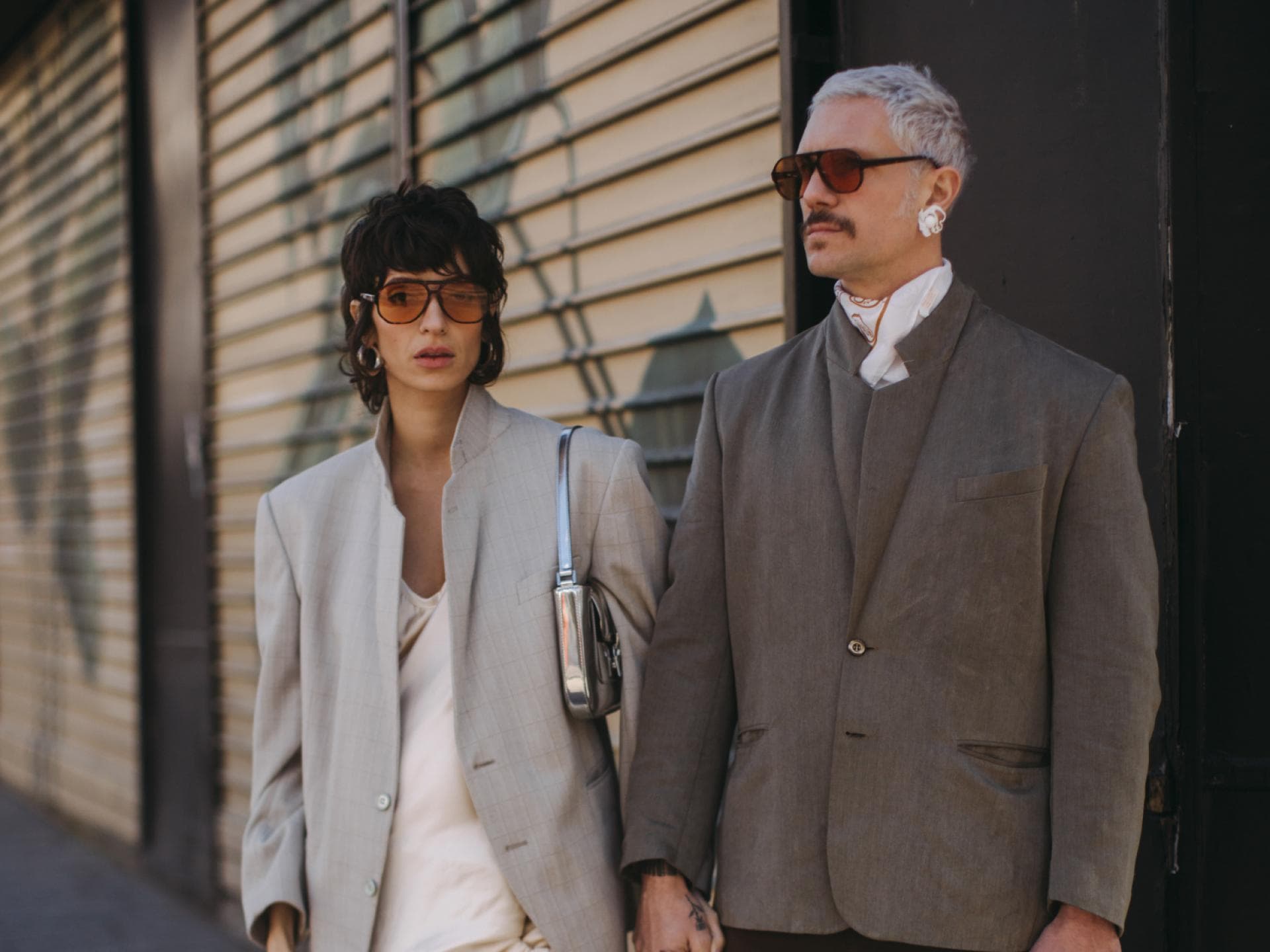 stylisches Paar auf der Paris Fashion Week