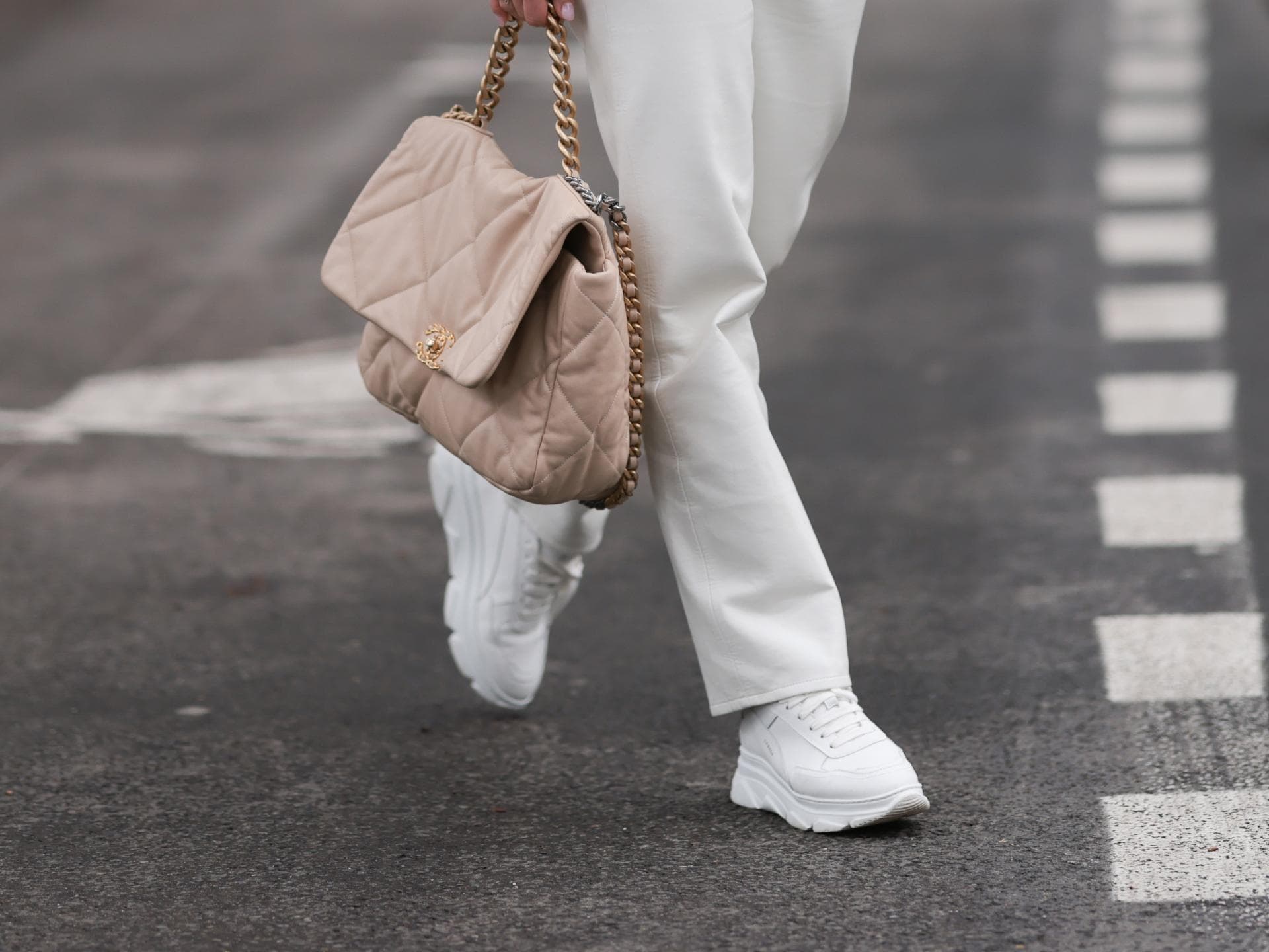 Styling-Fehler weiße Sneaker Valentina Pahde