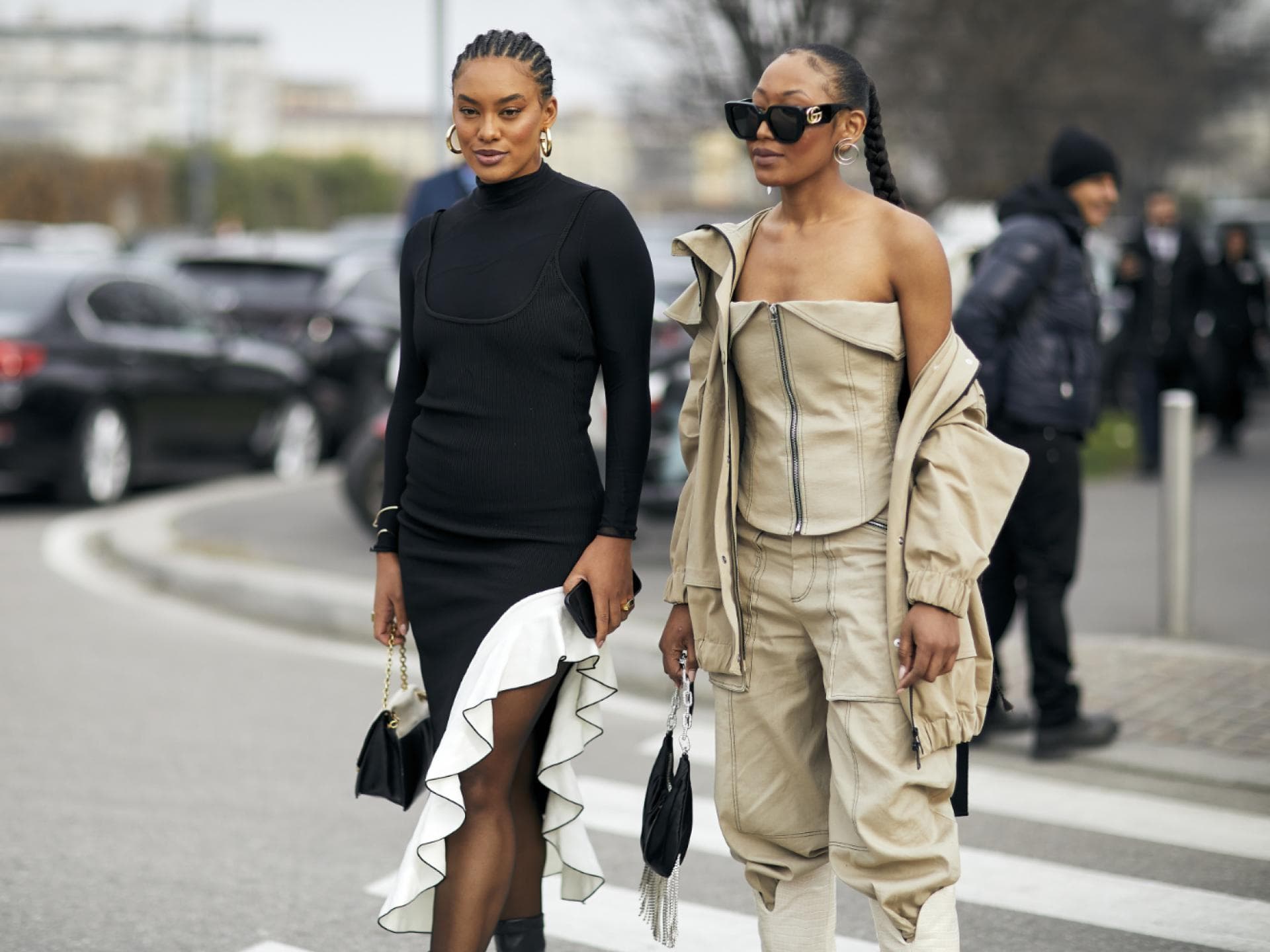 zwei Frauen Streetstyle tragen Kleid und cargohose fashion week
