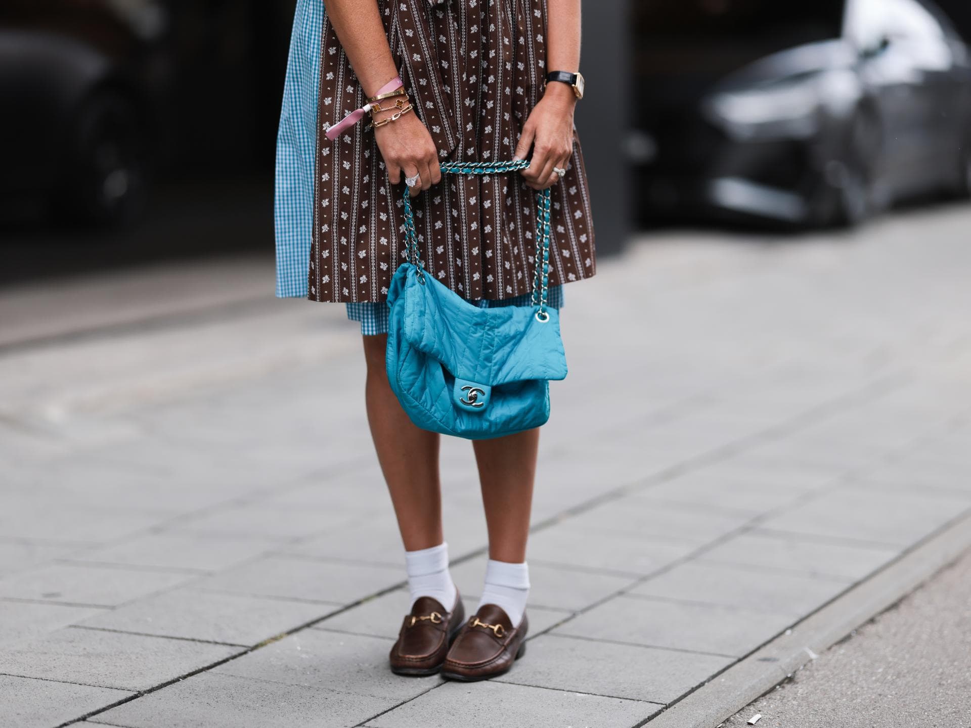 Flache Loafer sind eine bequeme und stylische Wahl zum Dirndl Eine Frau trägt Loafer zum Dirndl