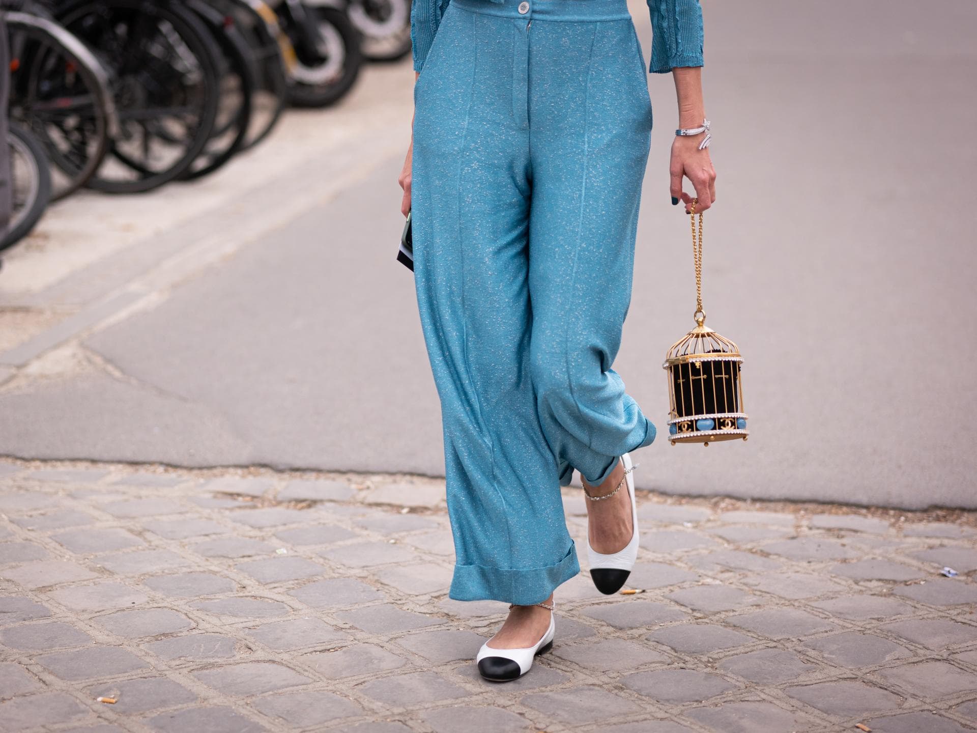 Frau mit Ballerinas