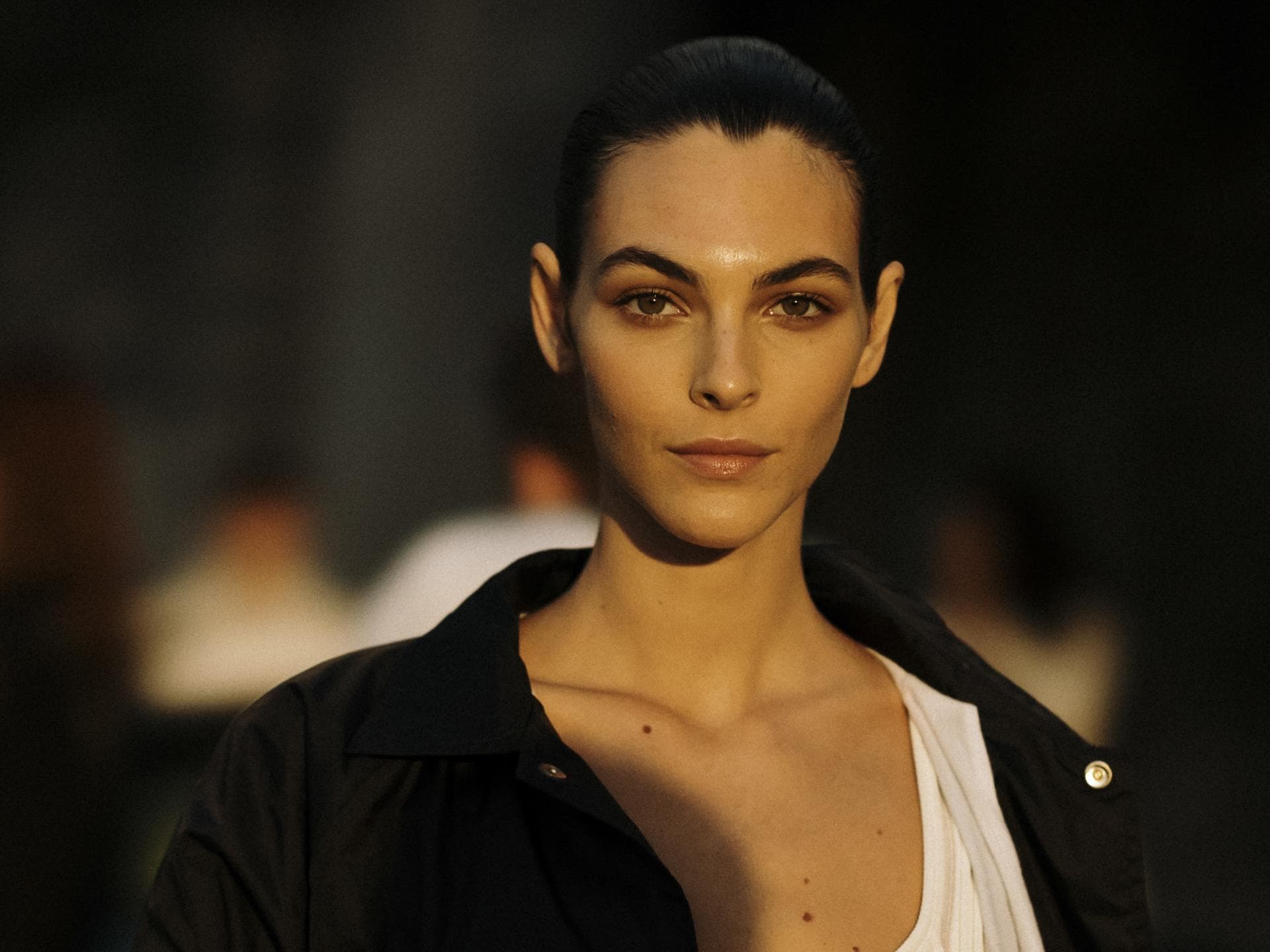 Frau Paris Fashion Week Streetstyle trägt weißes Kleid und schwarze Jacke, sleek hair