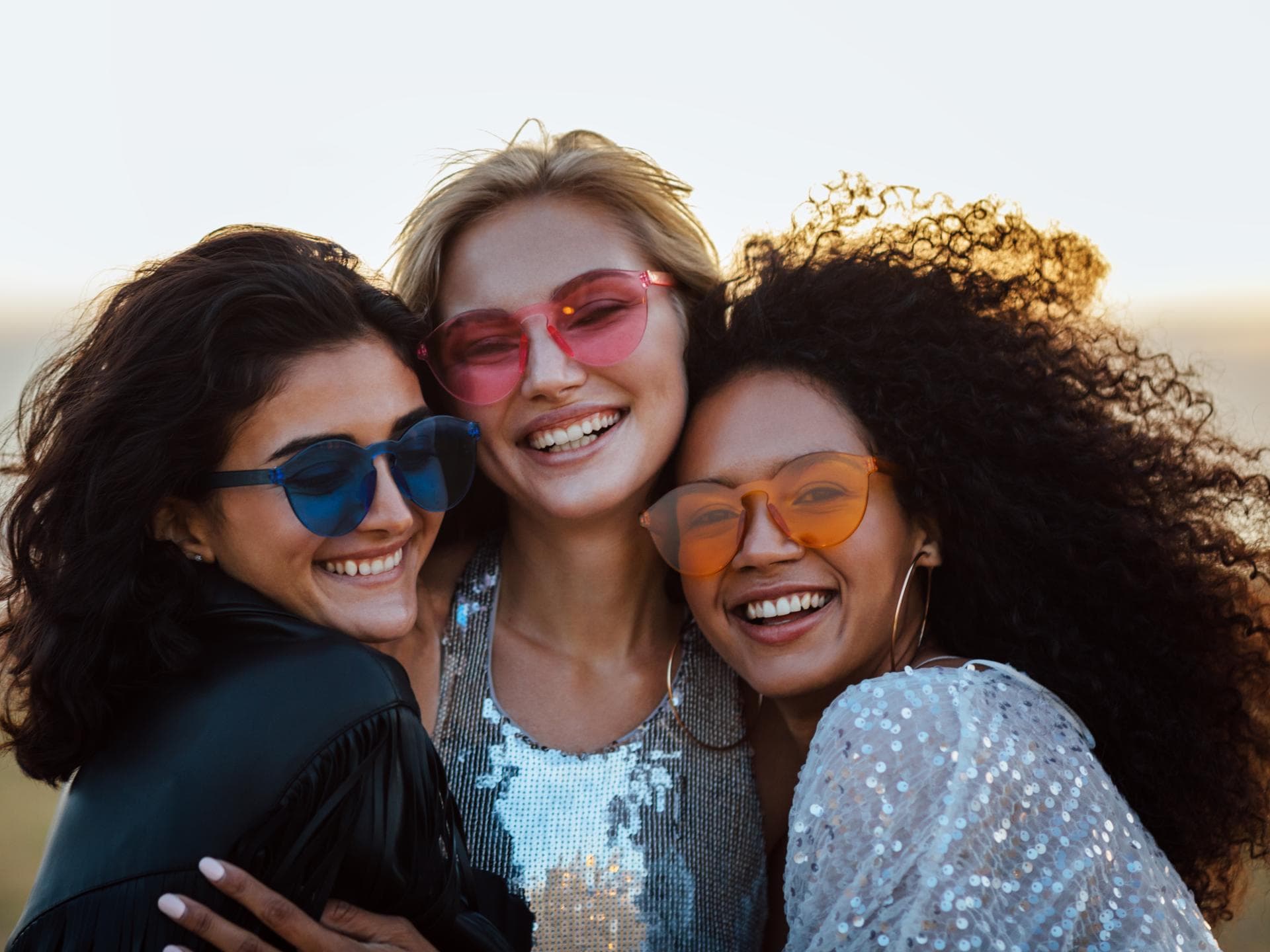Eine Gruppe von Frauen trägt stylische Sonnenbrillen