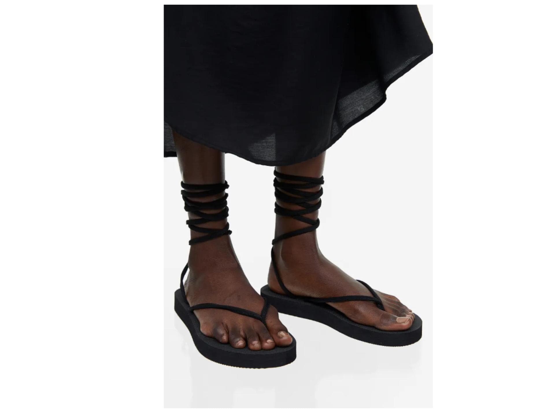 Frau trägt schwarze Sandalen