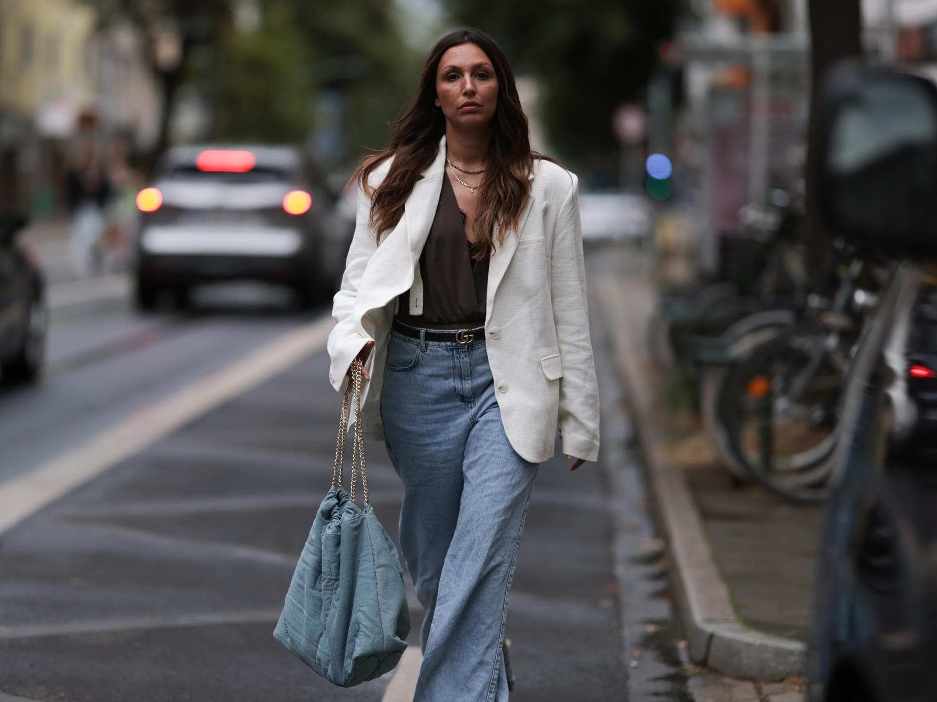 Frau mit weißem Blazer