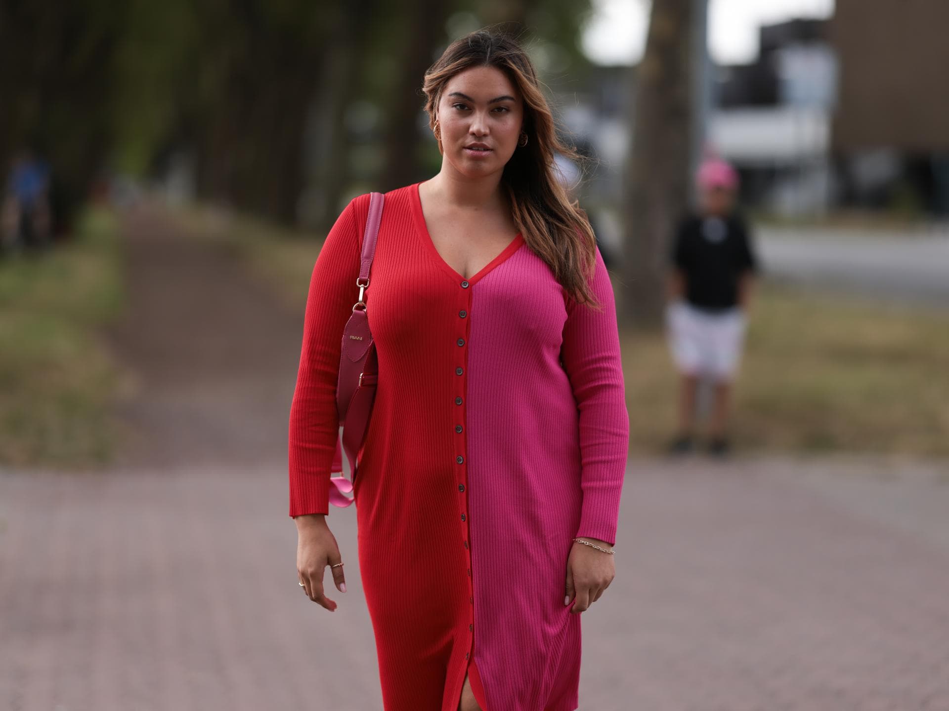 Frau mit rot-pinkem Kleid