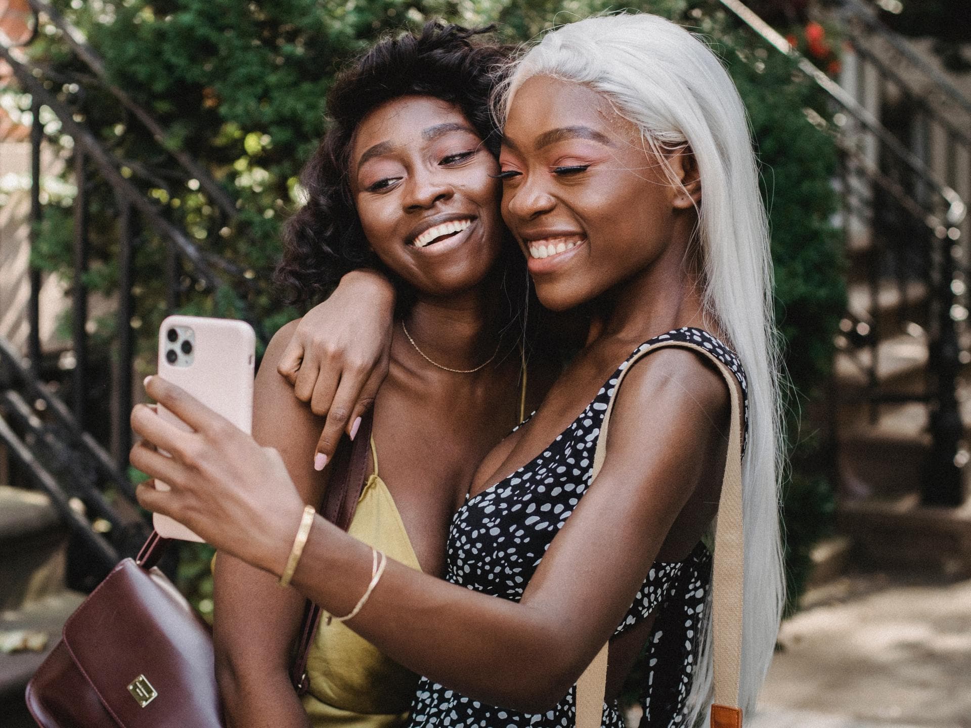 Zwei Frauen machen ein Selfie