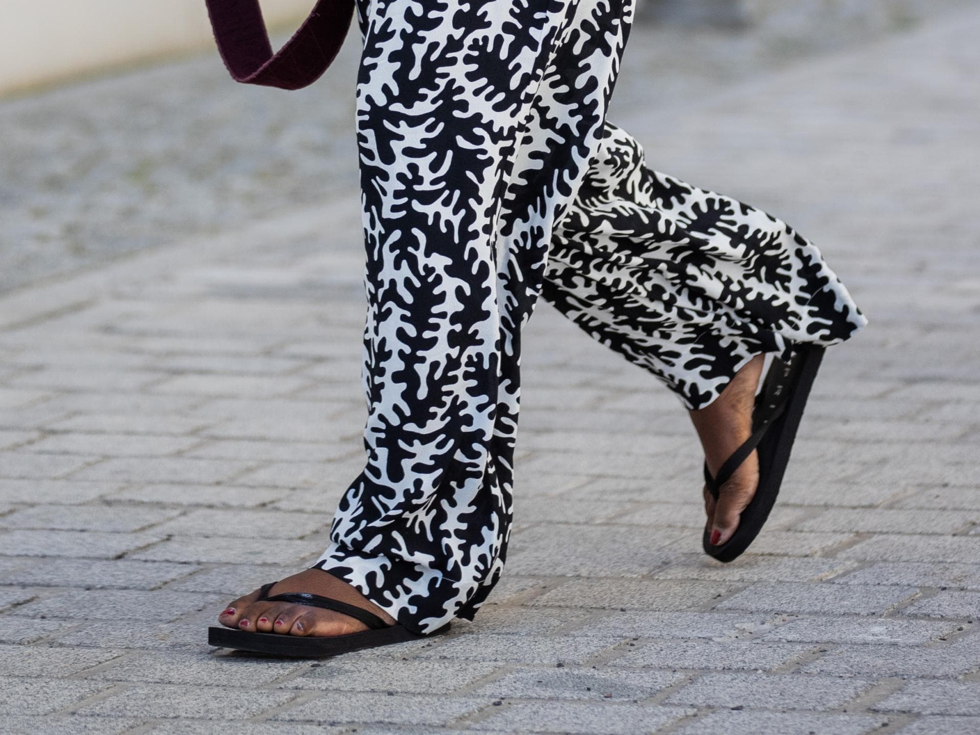 Frau mit schwarzen Flip Flops