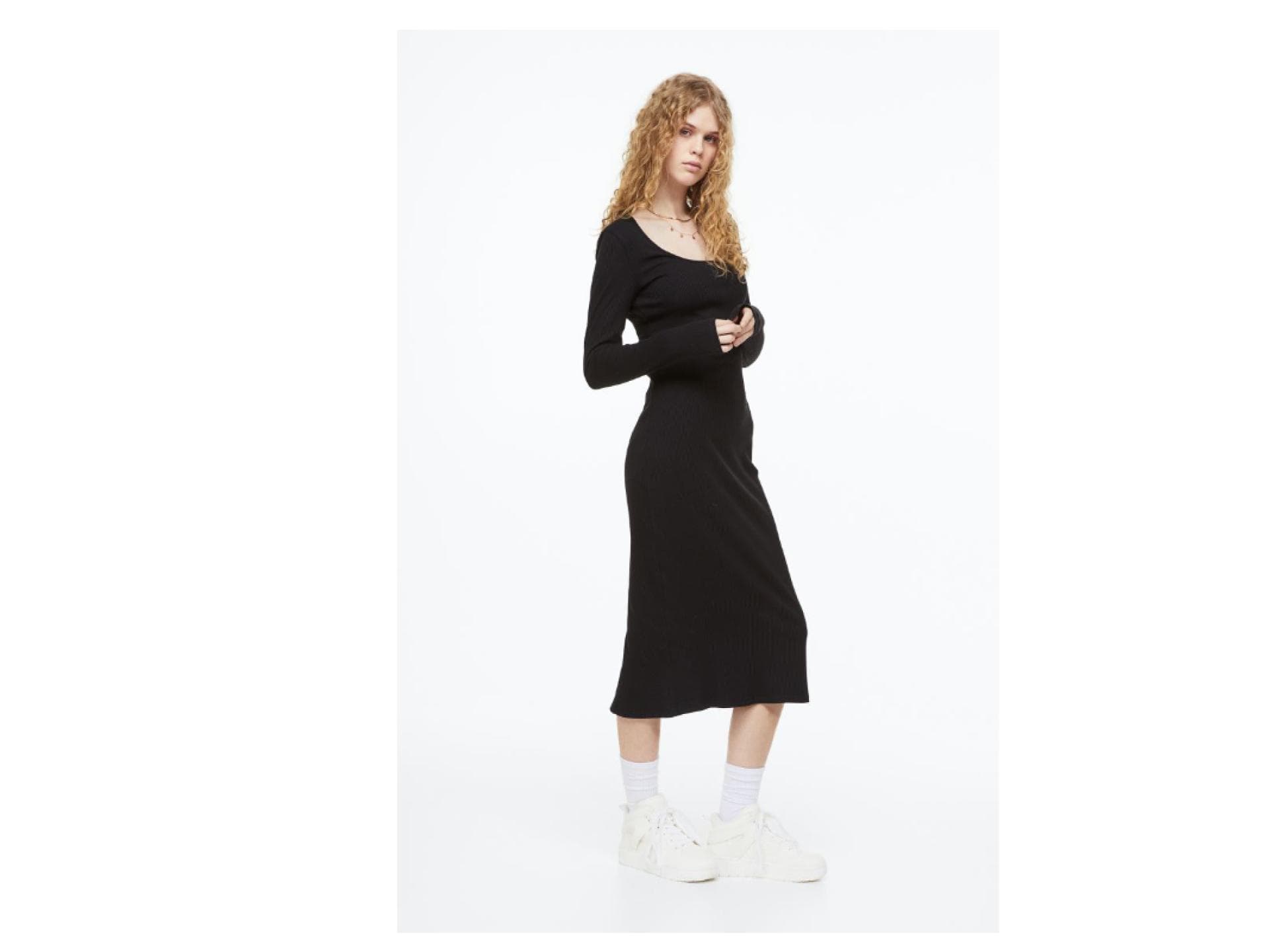 Frau trägt schwarzes Midikleid