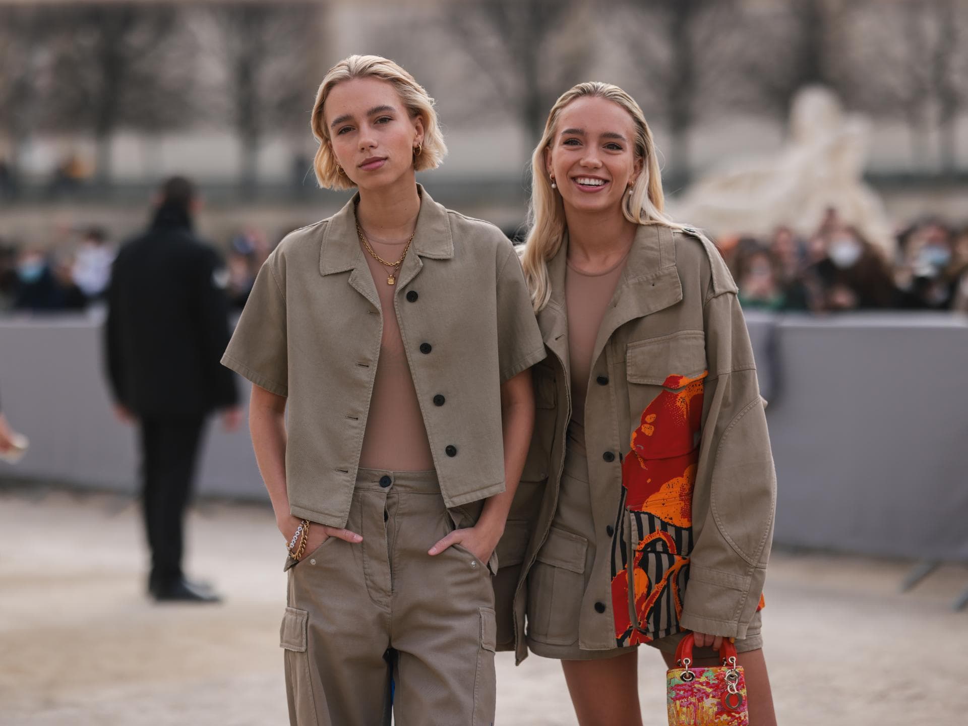 Lisa und Lena mit beigen Jacken
