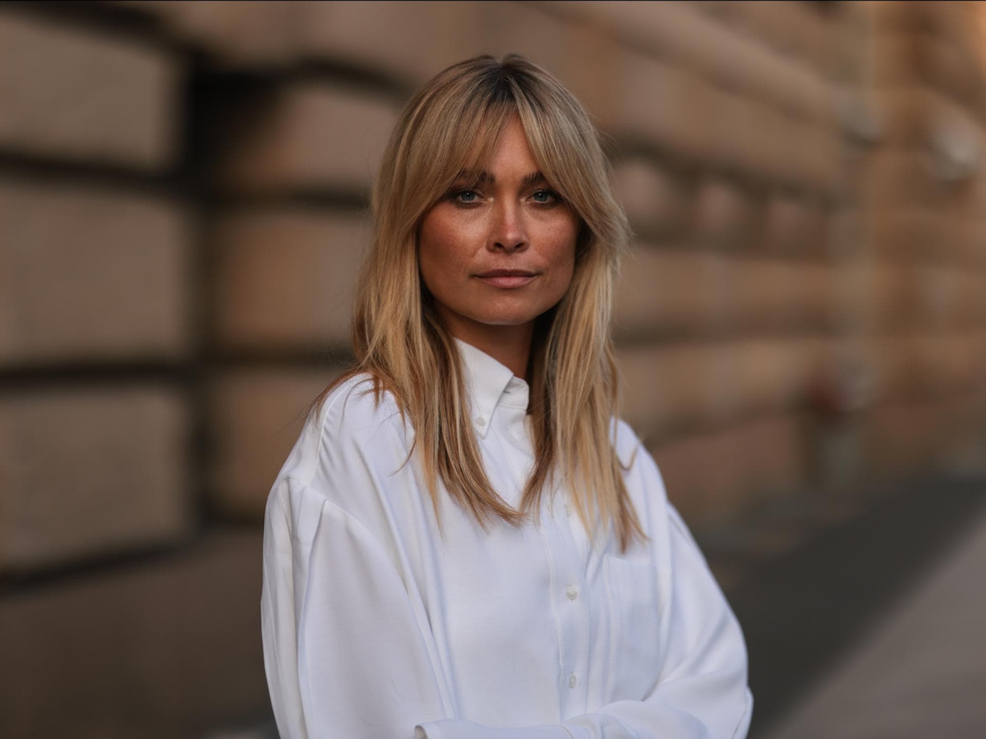 Frau mit blonden Curtain Bangs