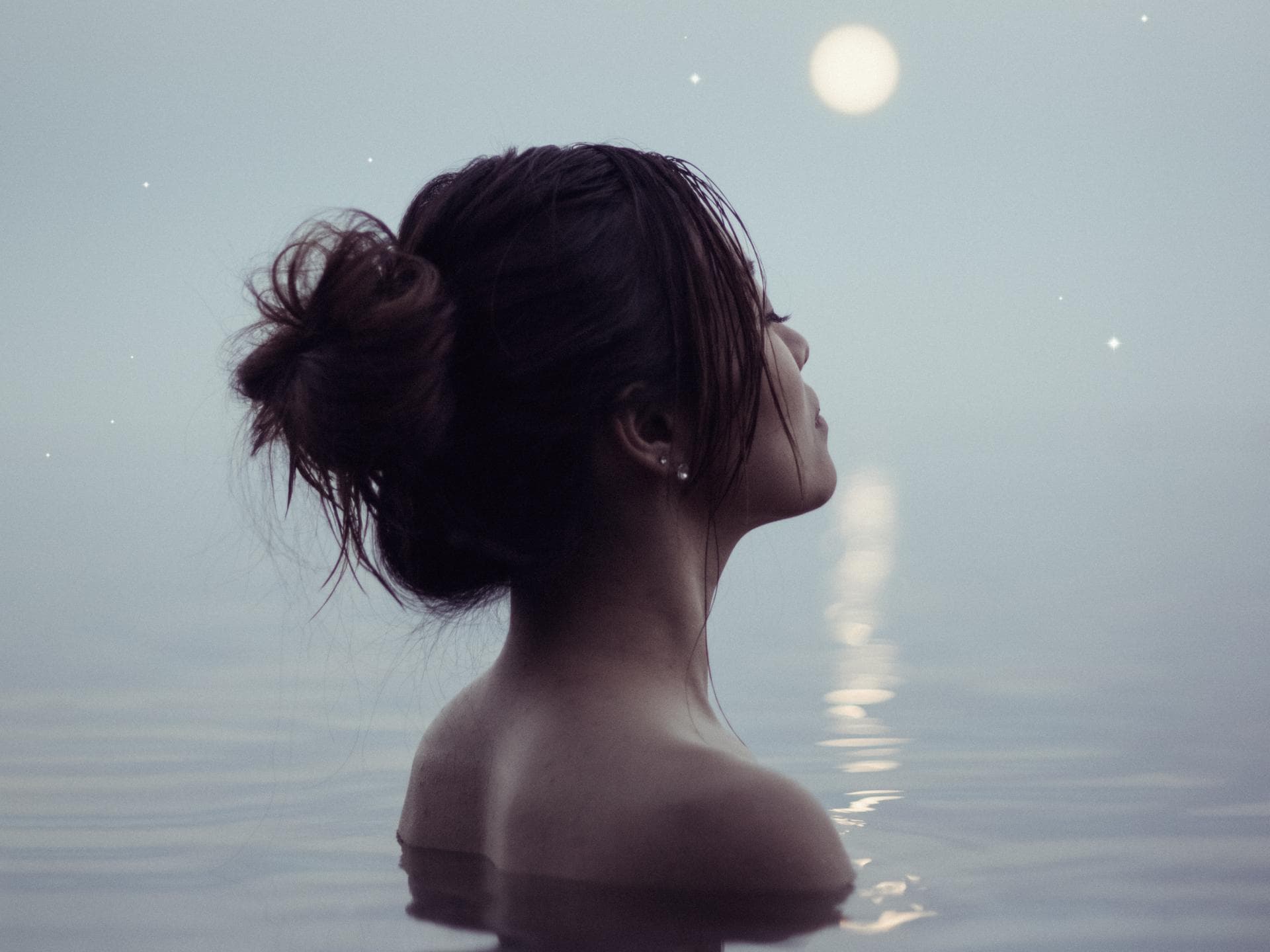 Sternzeichen, die immer in der Friendzone landen Frau badet im See