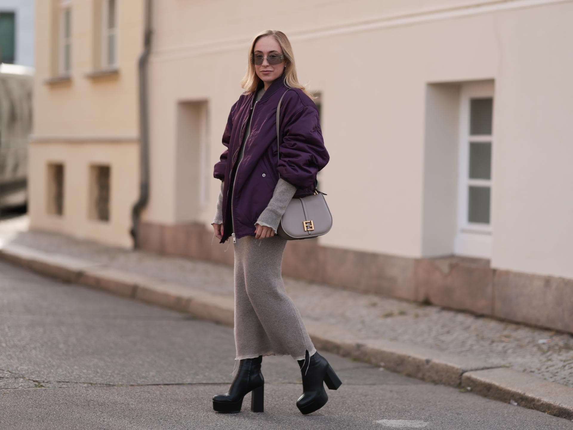 Frau mit lila Bomberjacke
