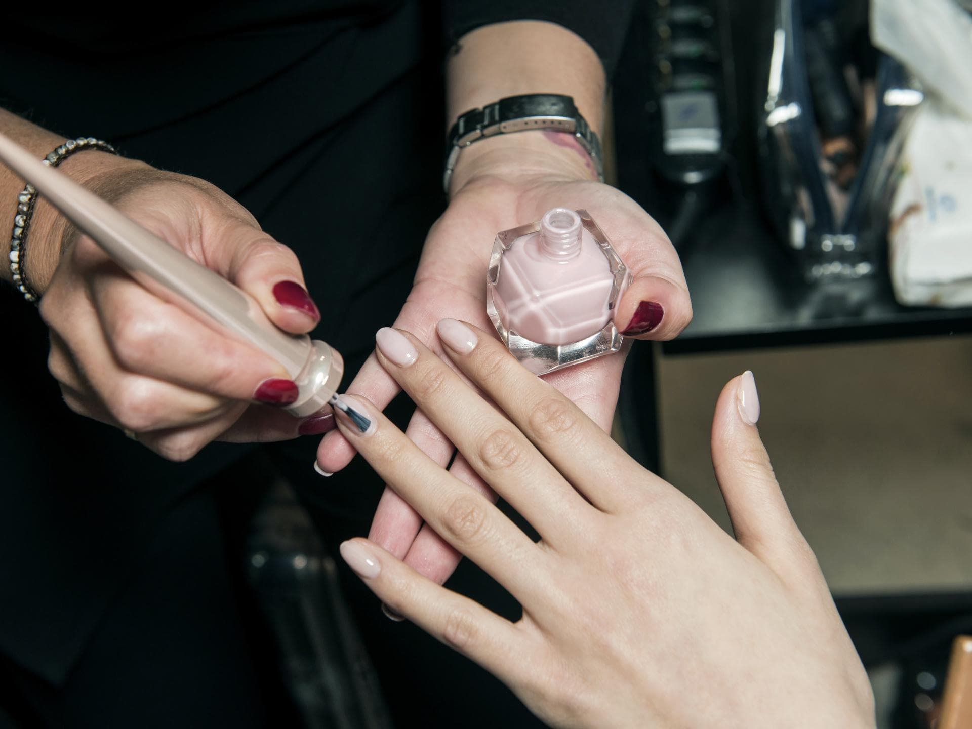Frau trägt Nagellack auf Frau trägt Nagellack auf