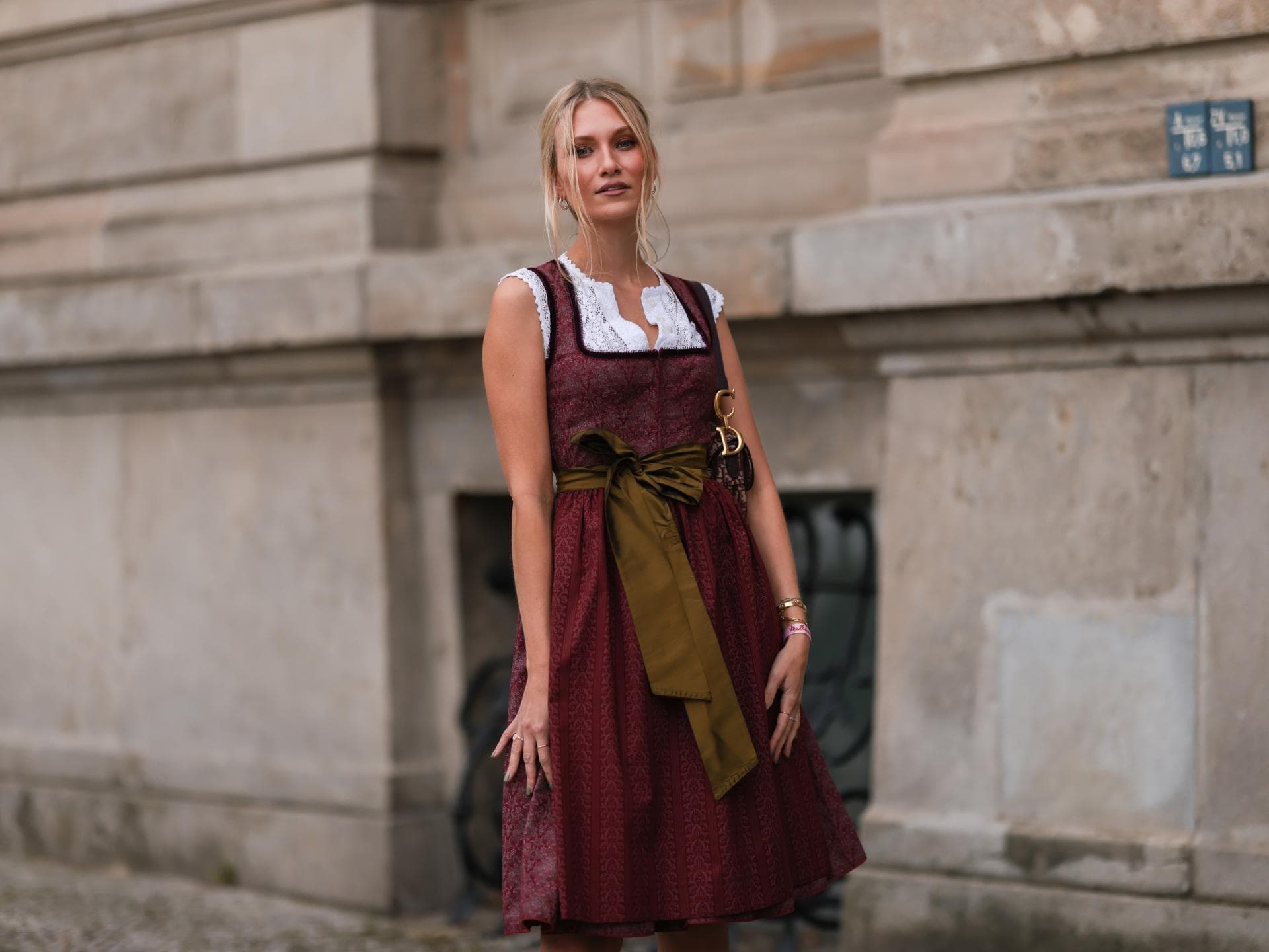 Frau im Dirndl