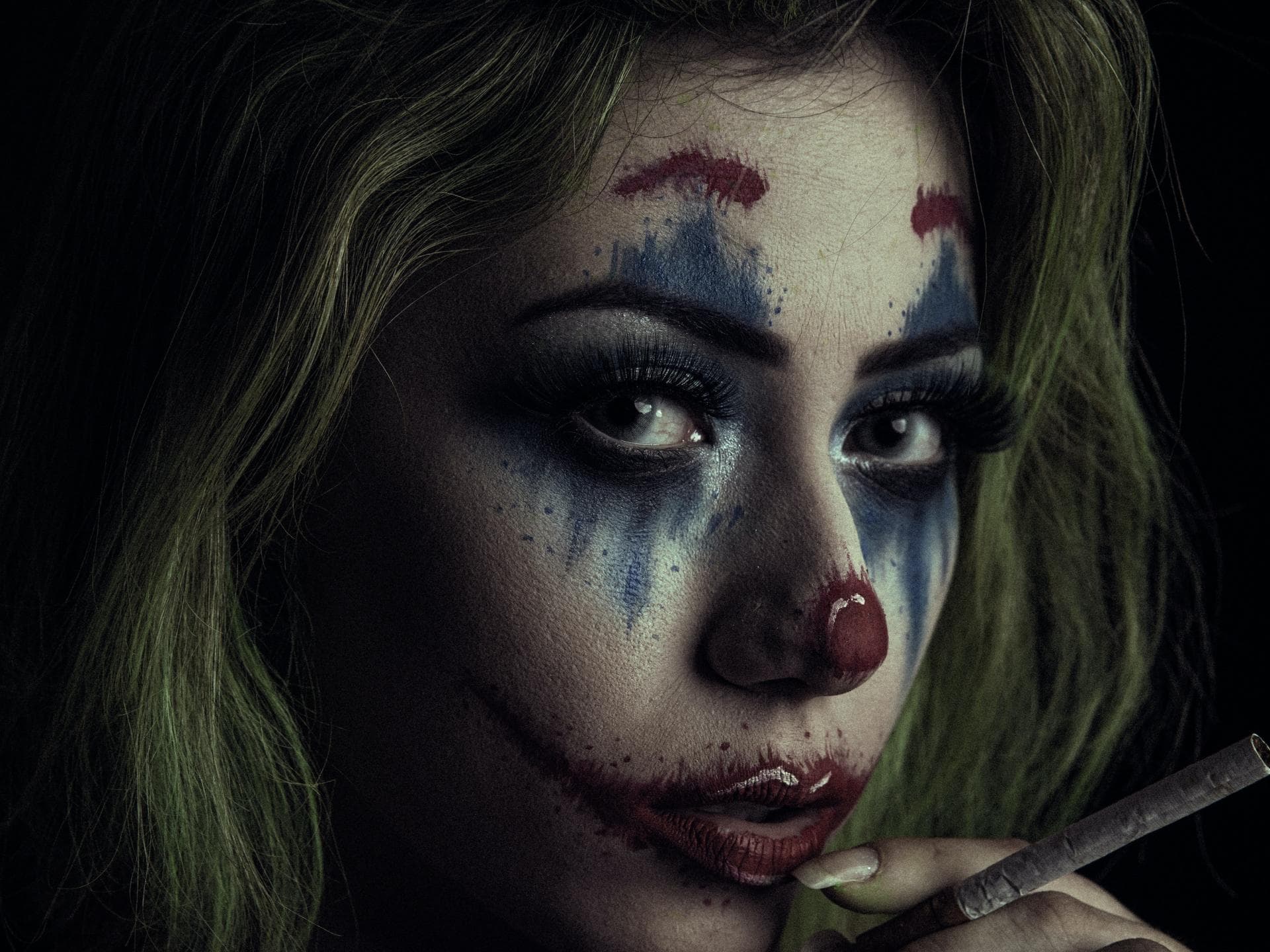 Frau mit Clown Make-up