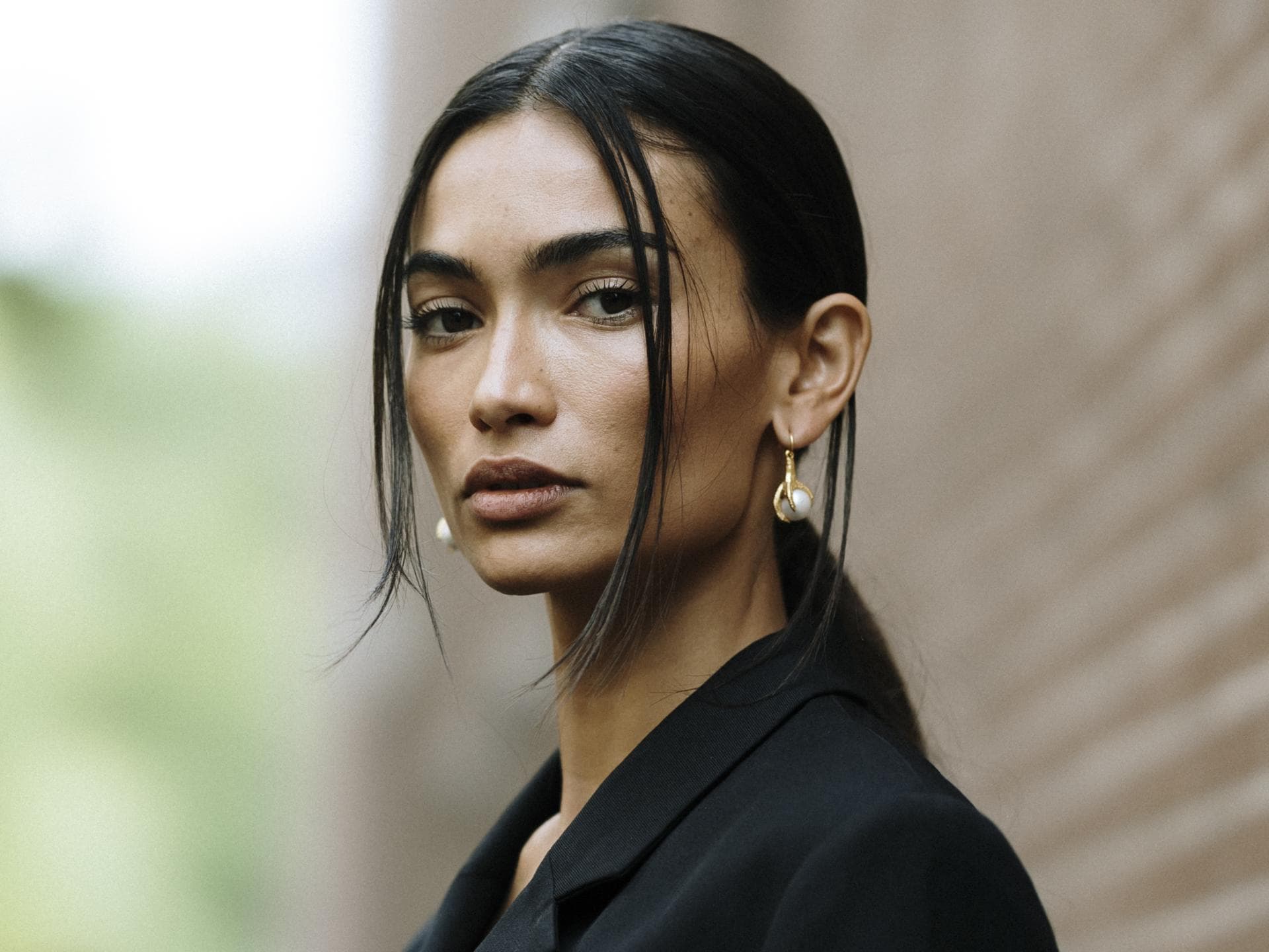 Frau mit Sleek Ponytail