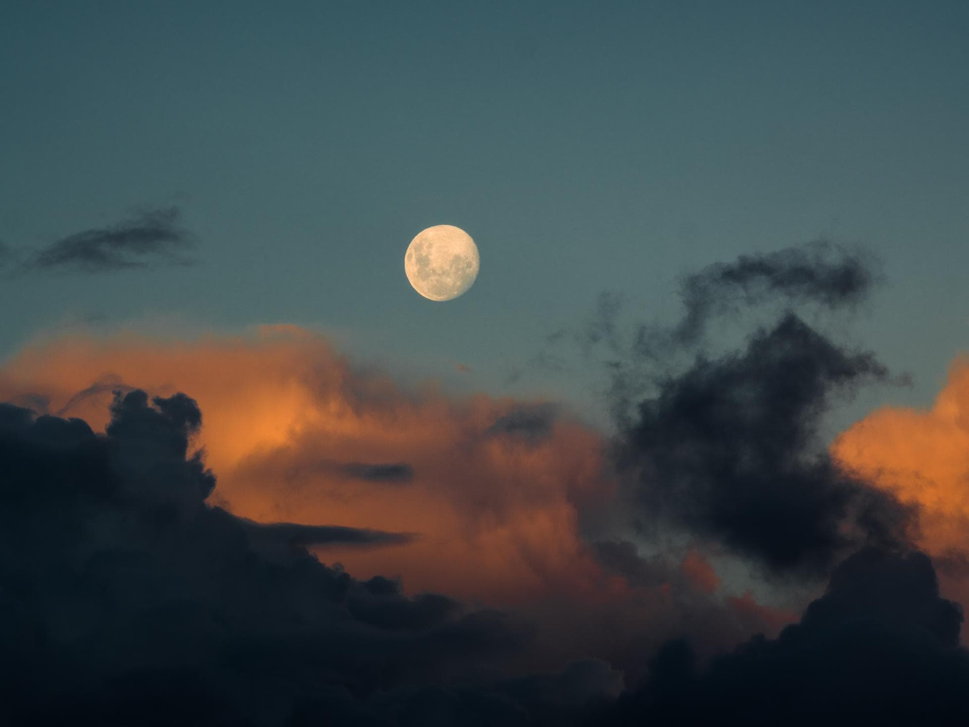 Glücks-Sternezeichen am Wochenende Vollmond am blauen Himmel mit orangefarbenen Wolken