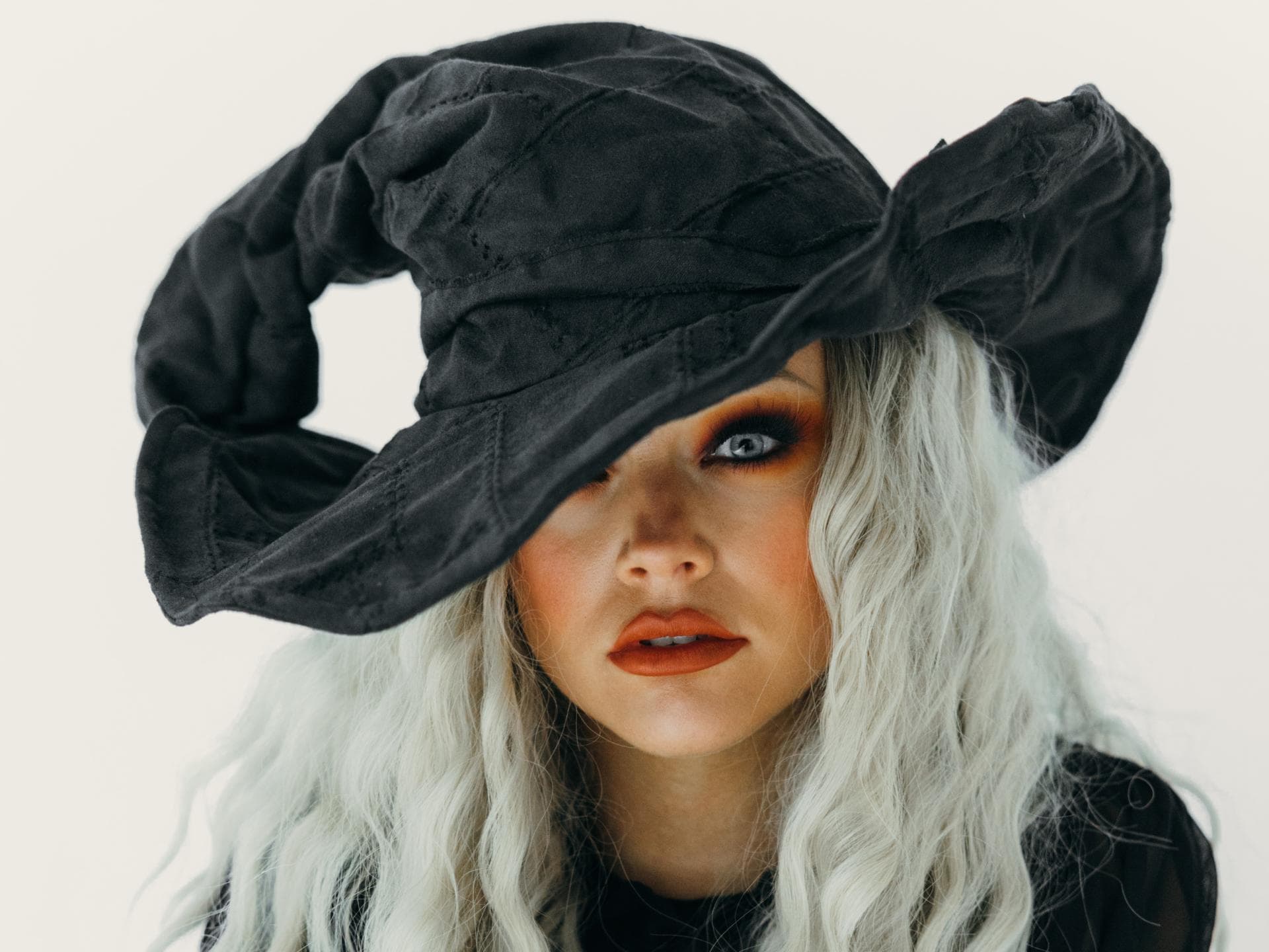 Hexe schminken: So gelingt das gruselige Halloween-Make-up Schritt für Schritt