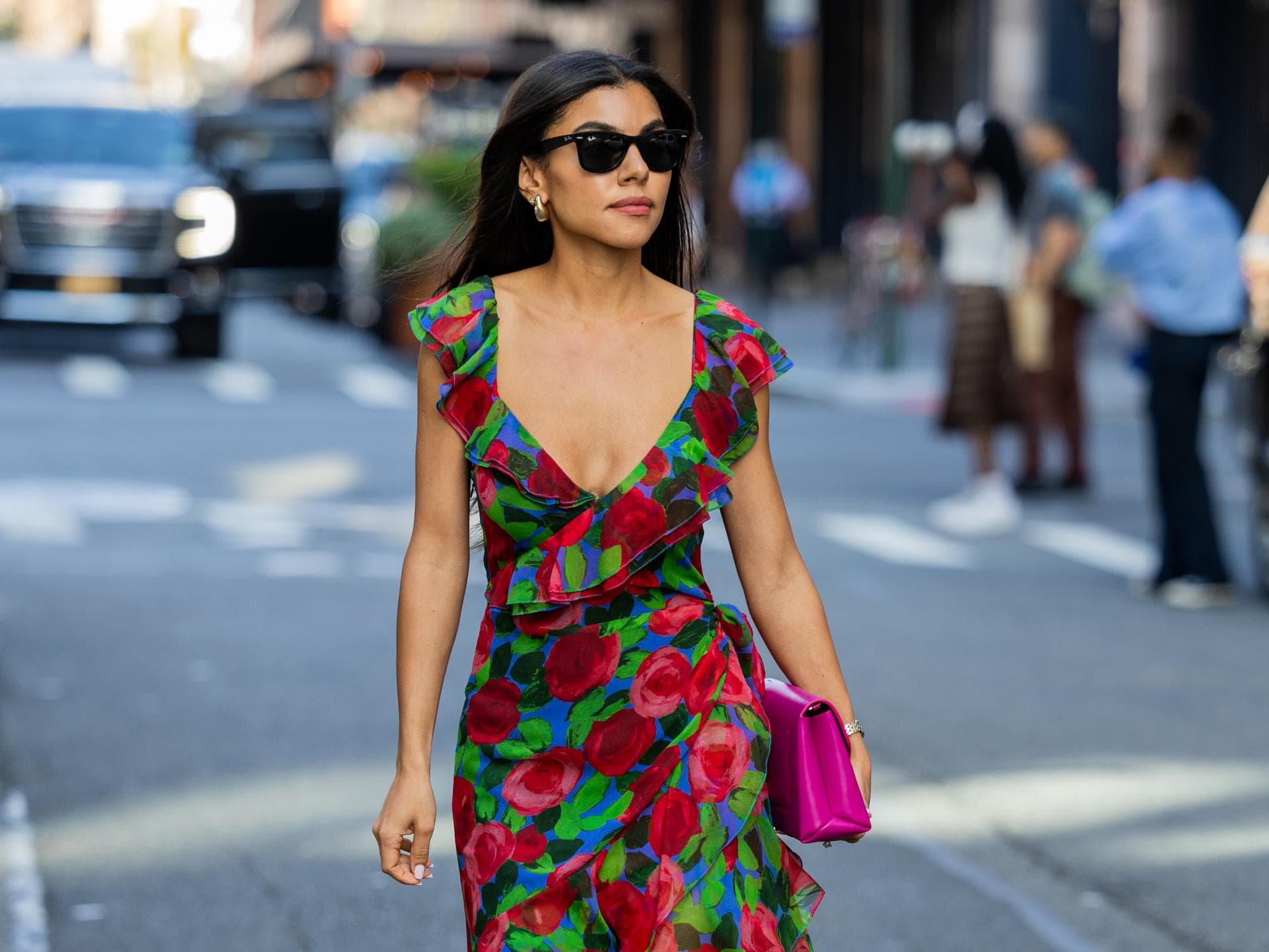 Frau in Kleid mit Blumen