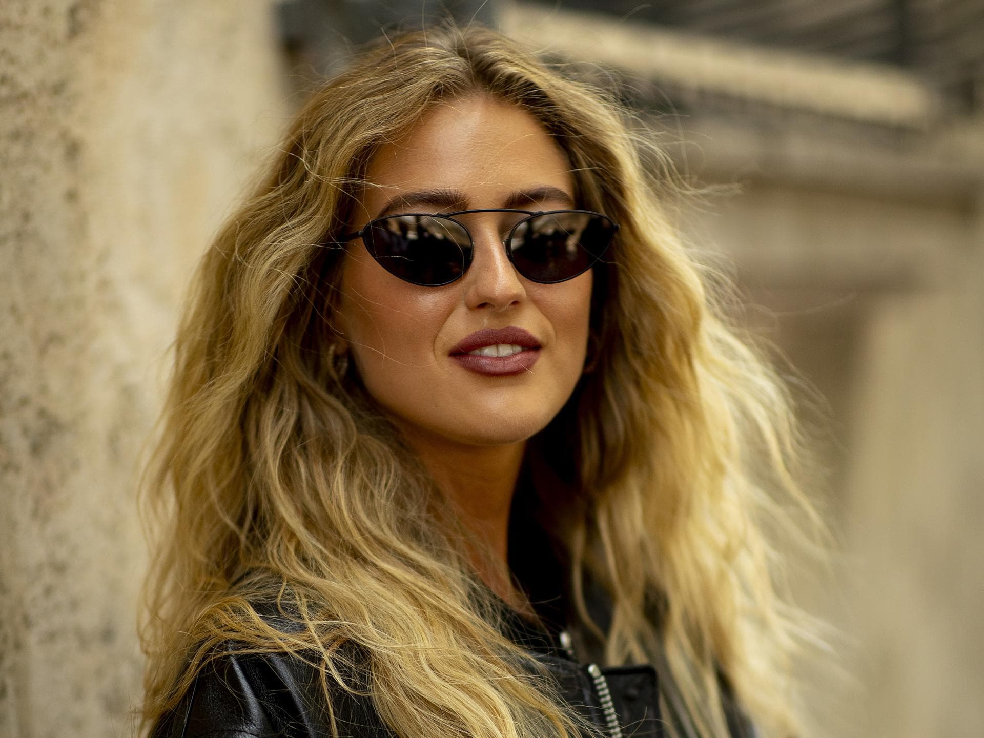 Frau mit blonden, gewellten Haaren