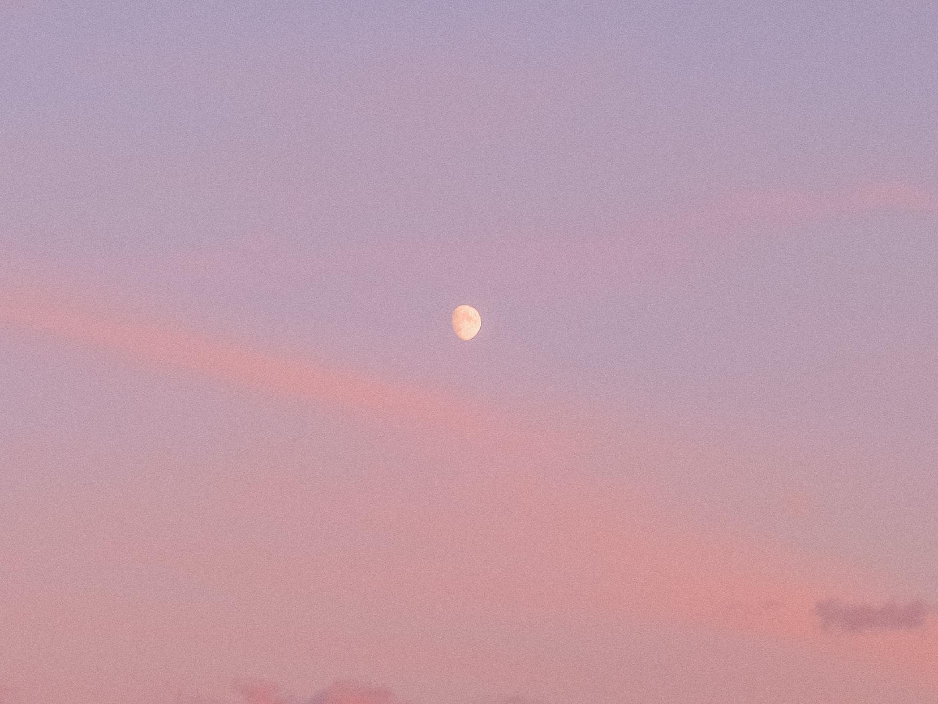 Glücks-Sternzeichen der Woche Zunehmender Mond am rosafarbenen Himmel