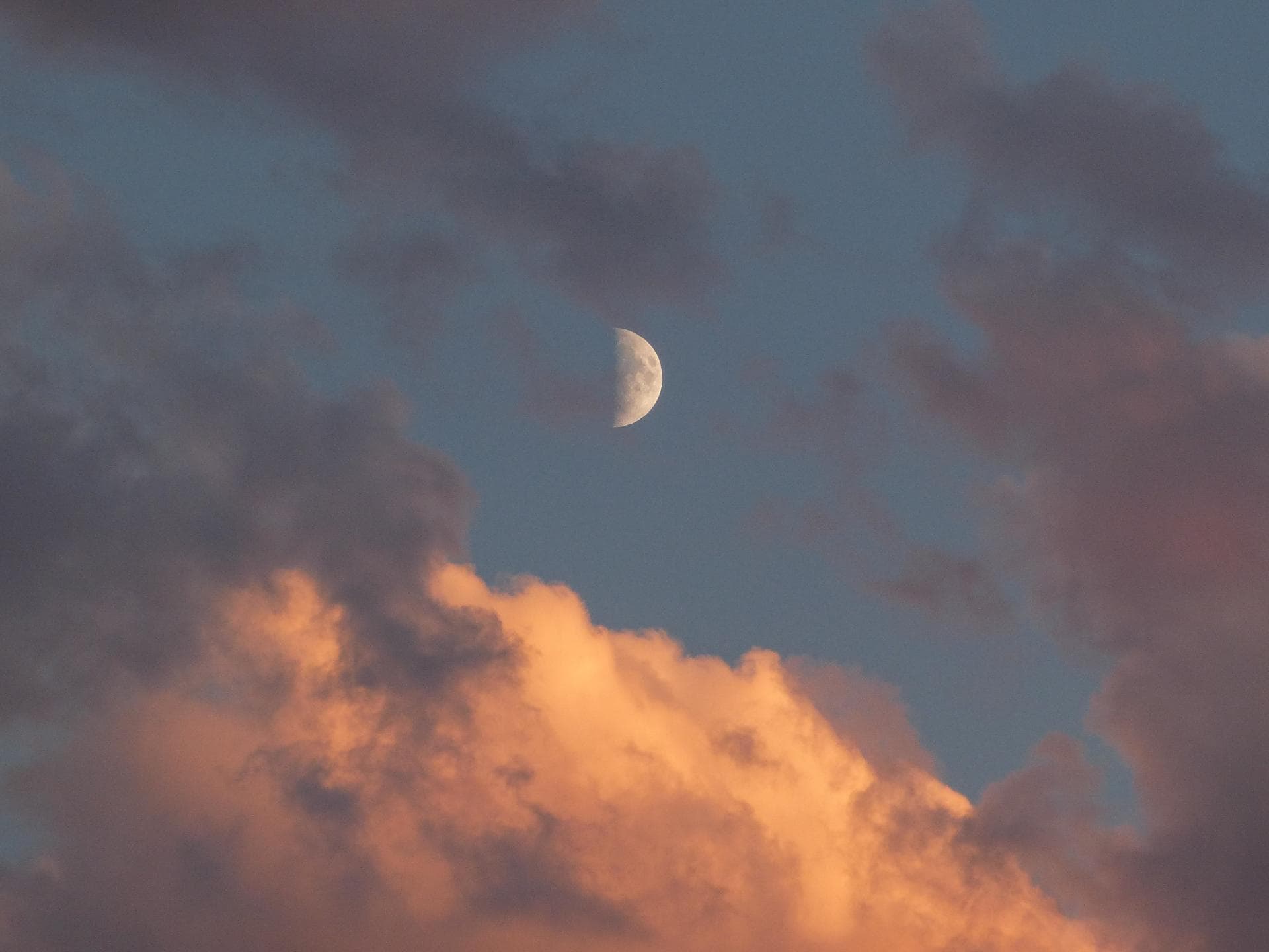Pech-Sternzeichen der Woche Mond am Himmel zwischen Wolken