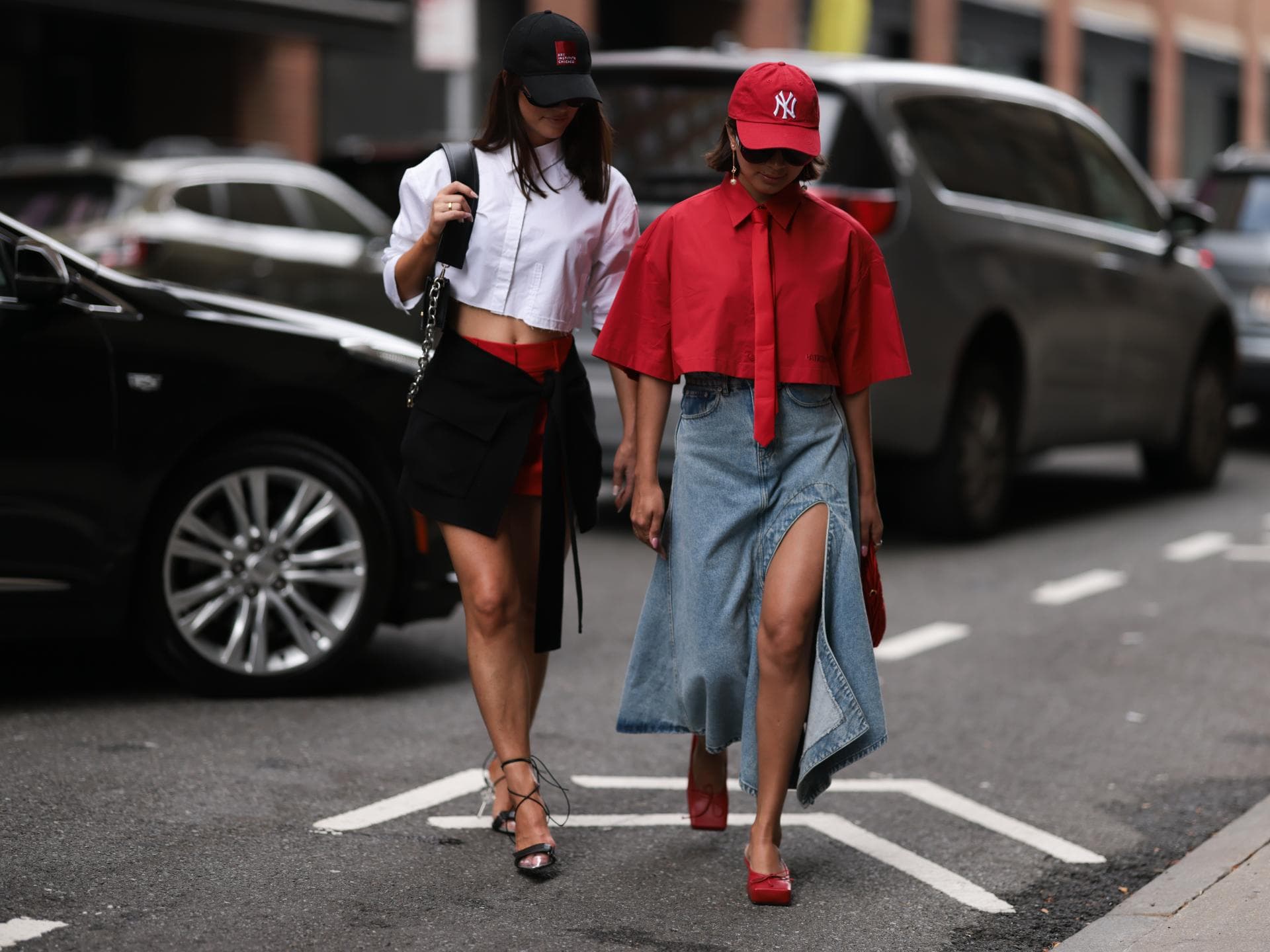 Was trägt man zu Rot? Hier kommen Tipps, wie du die Trendfarbe am besten kombinierst 2 Frauen in Roter Kleidung