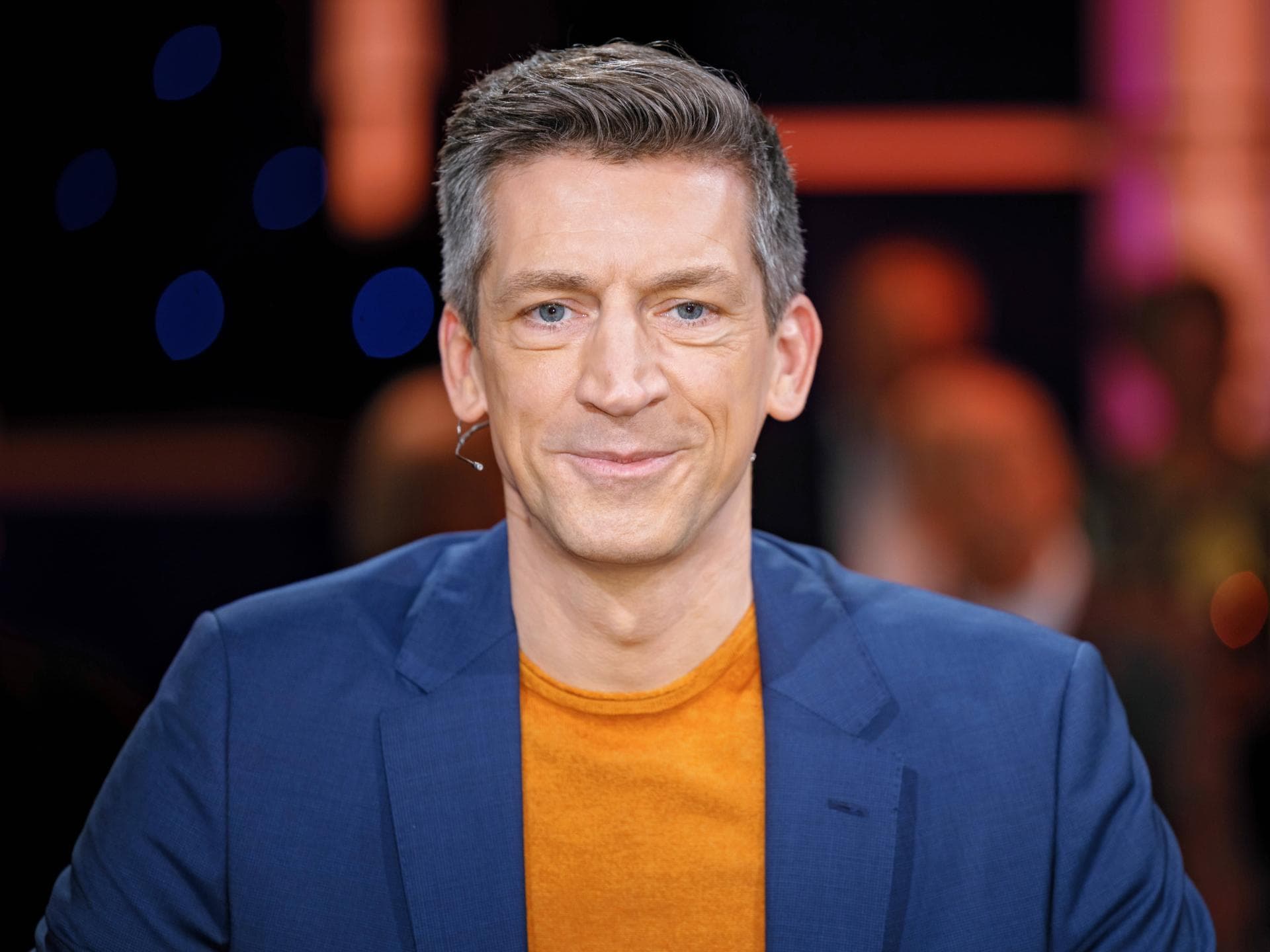 Moderator Steffen Hallaschka mit blauem Sakko
