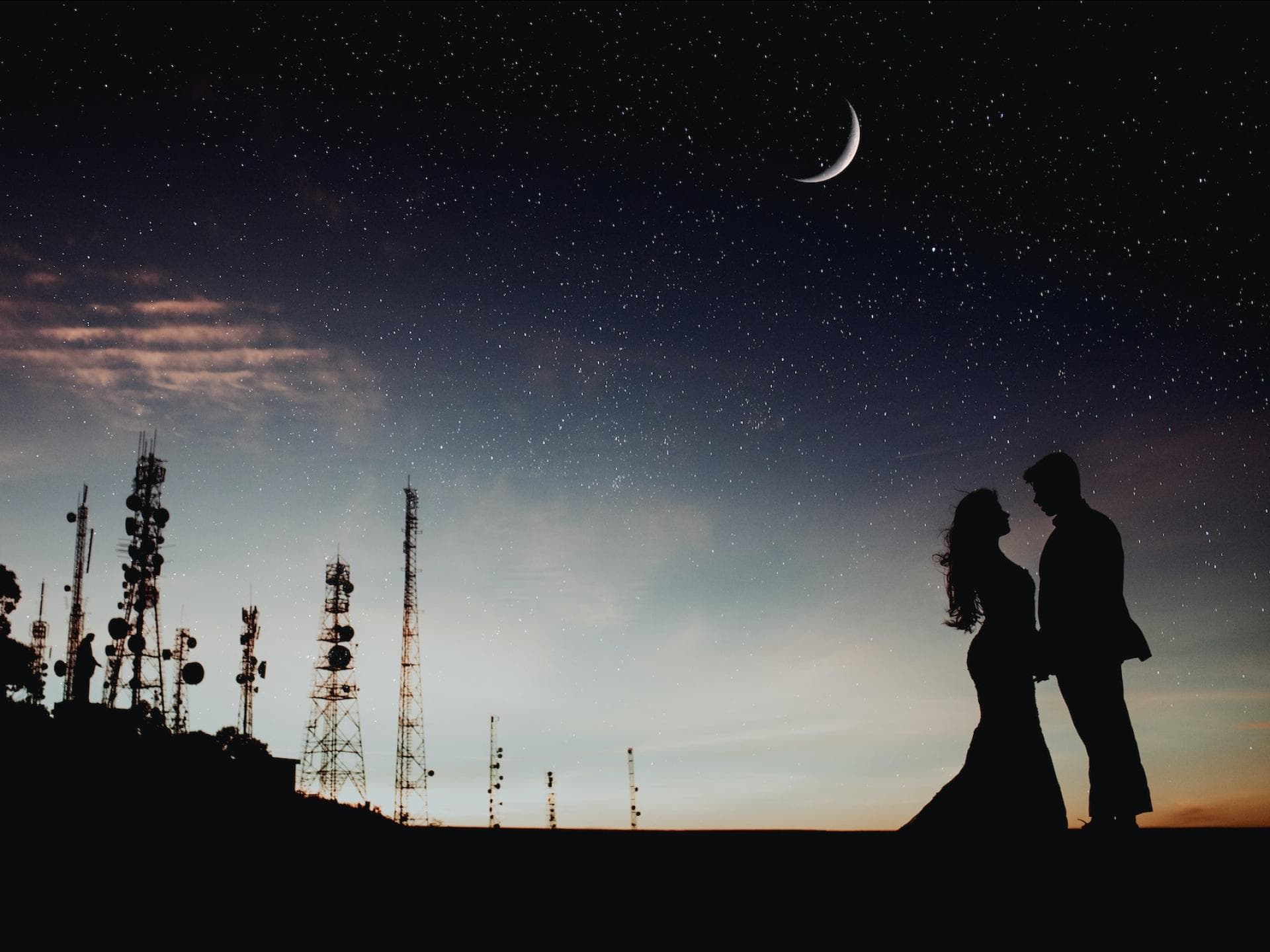 Sternzeichen – verliebtes Paar unterm Sternenhimmel