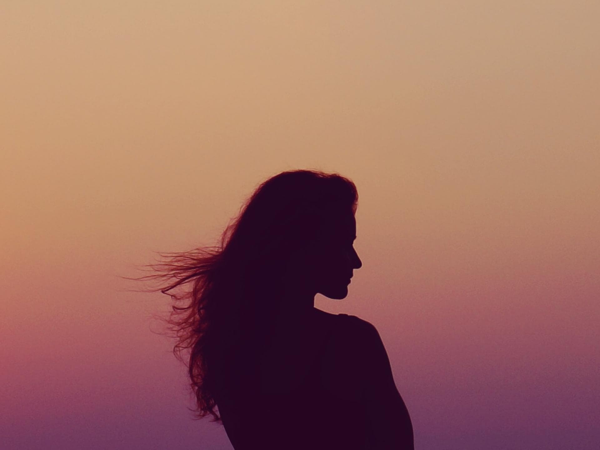 Frau bei Sonnenuntergang