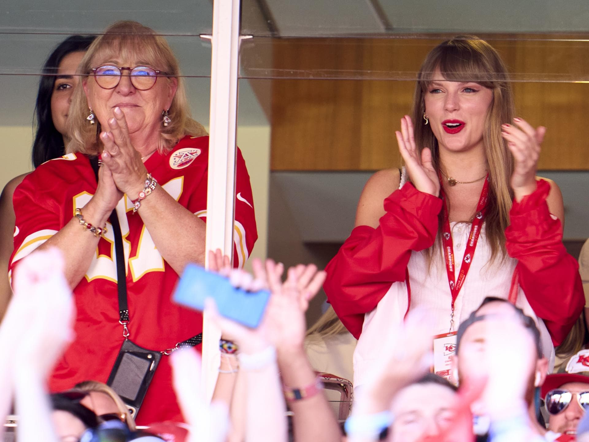 Taylor Swift mit der Mutter von Travis Kelce