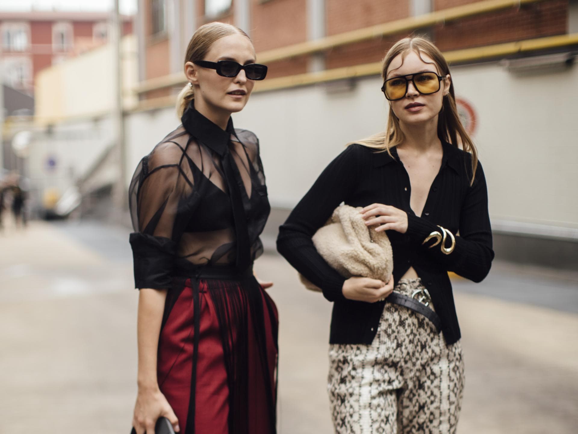 Zwei Frauen mit Sonnenbrille auf der Mailänder Fashion Week Zwei Frauen mit Sonnenbrille auf der Mailänder Fashion Week