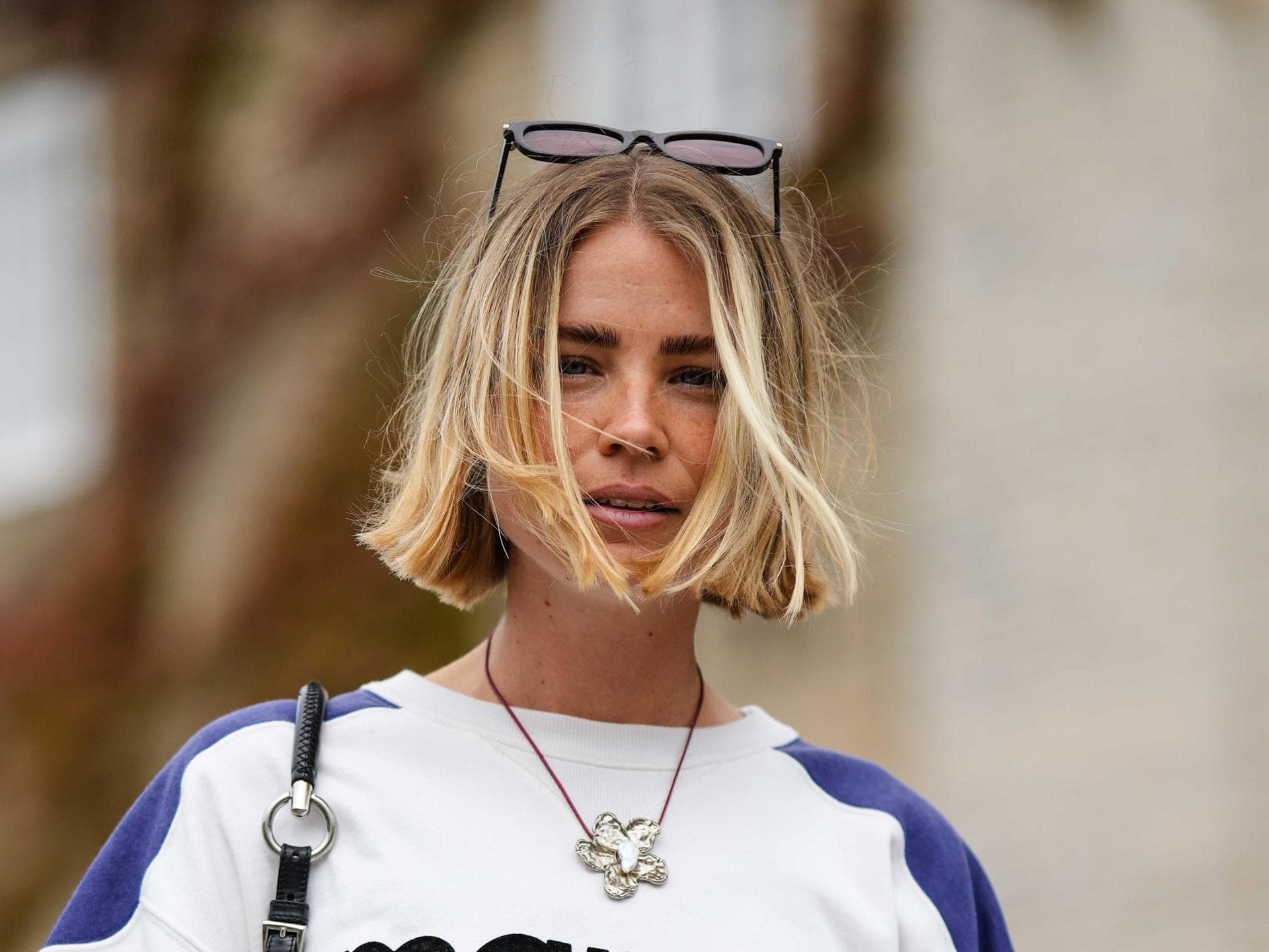 Frau trägt Long Bob