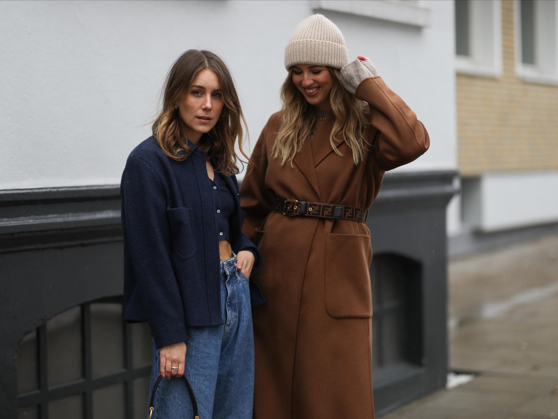 50, 80, 100 Euro: Diese 3 Jacken und Mäntel von Zara dominieren die Winter-Trends Frauen tragen blaue Boxy-Jacke und braunen Mantel