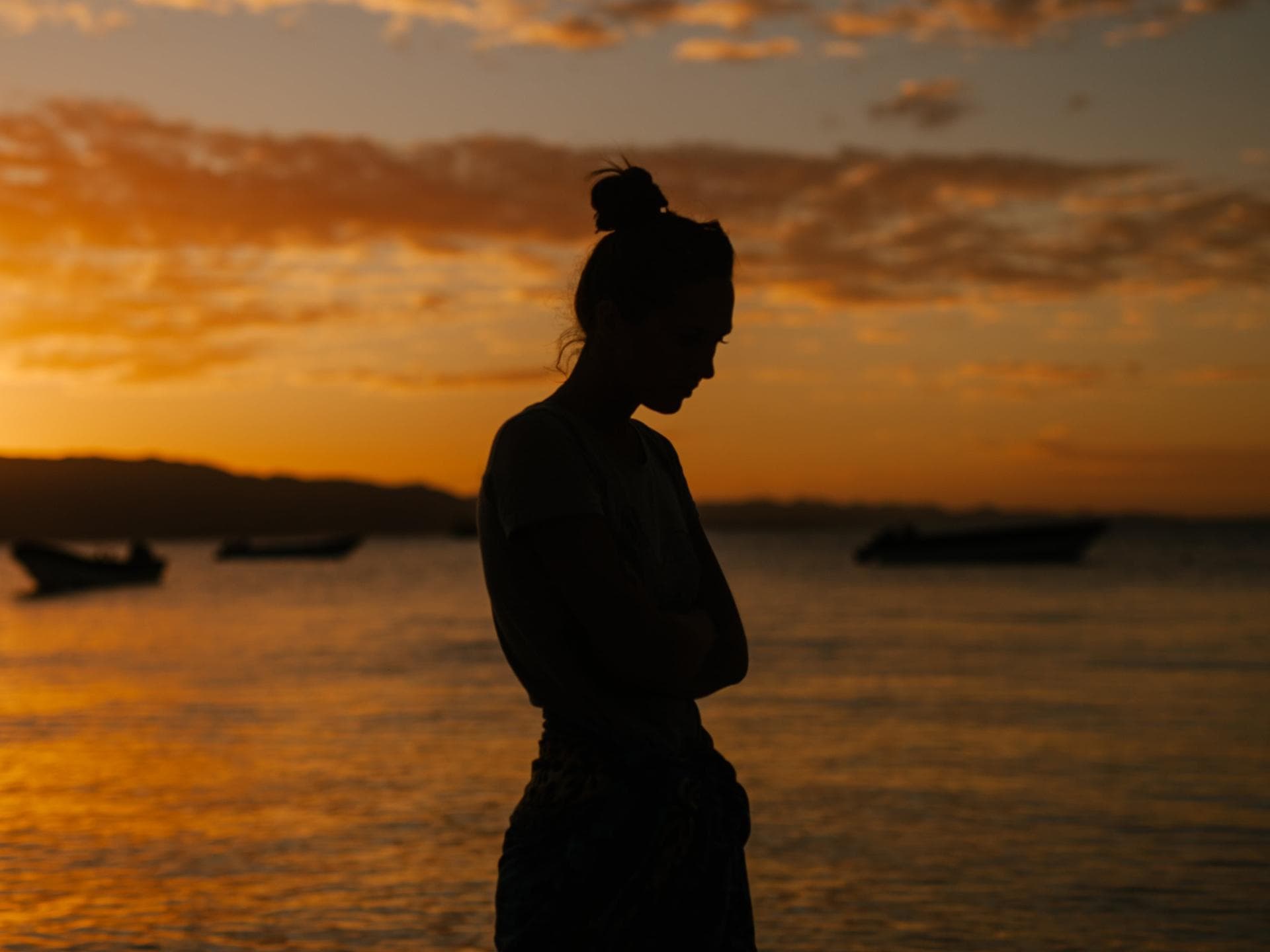 Frau vor Sonnenuntergang