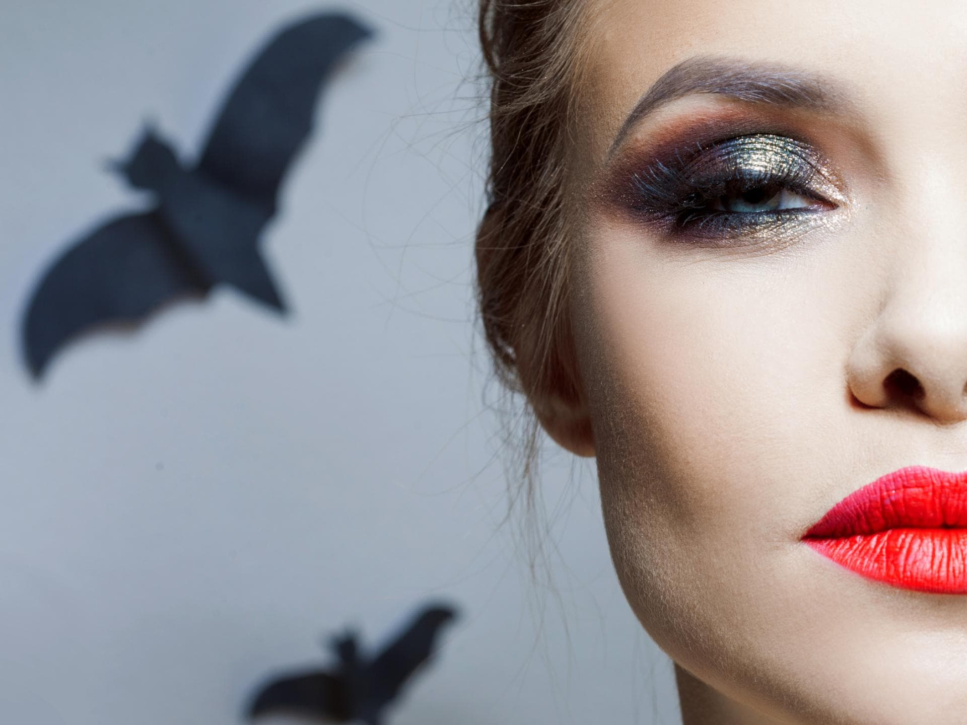 Frau mit Fledermaus-Make-up